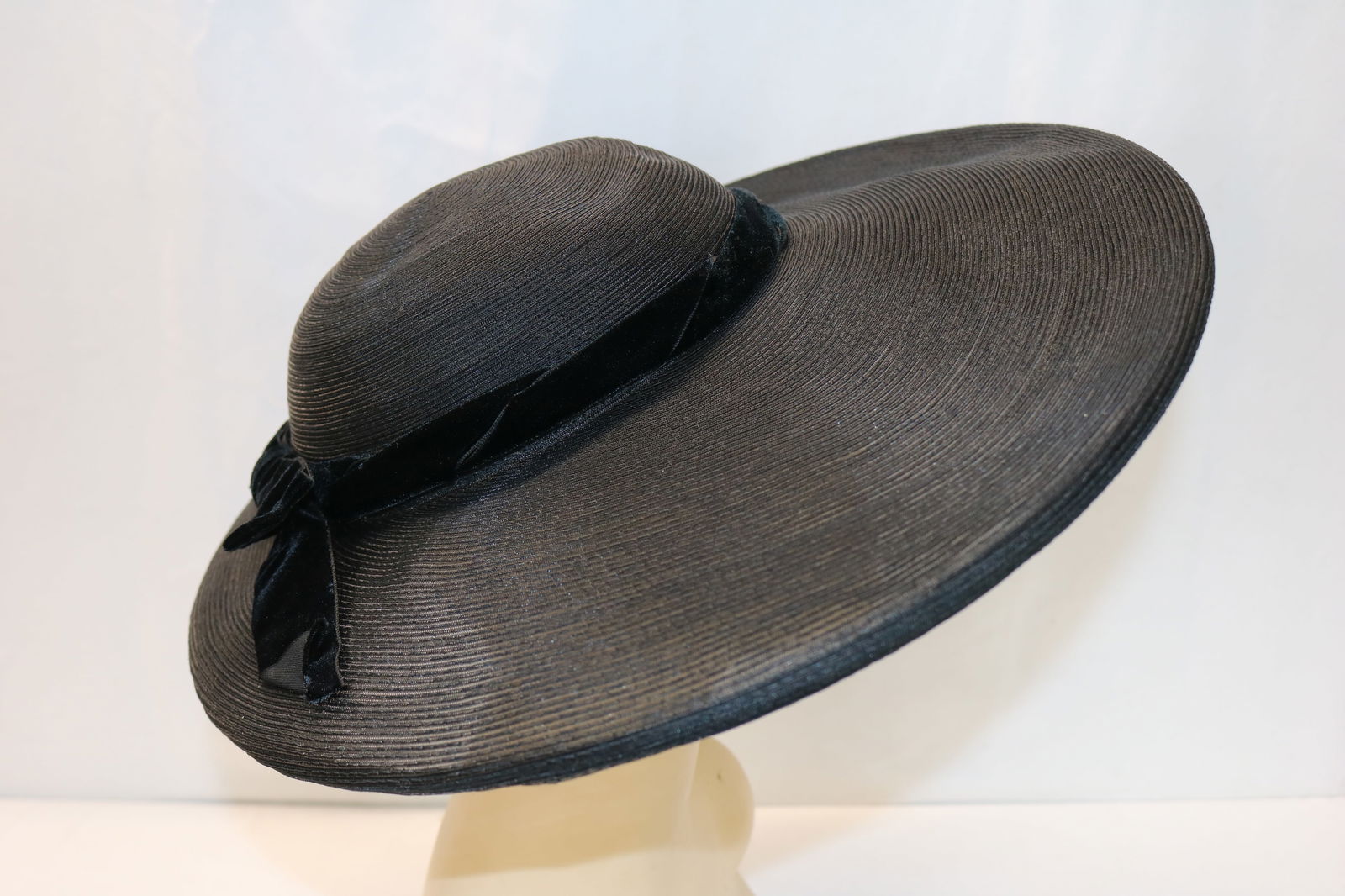 Vintage 1940/50's Julius Garfinckel Black Wide Brim Tilt Hat (1 of 8)