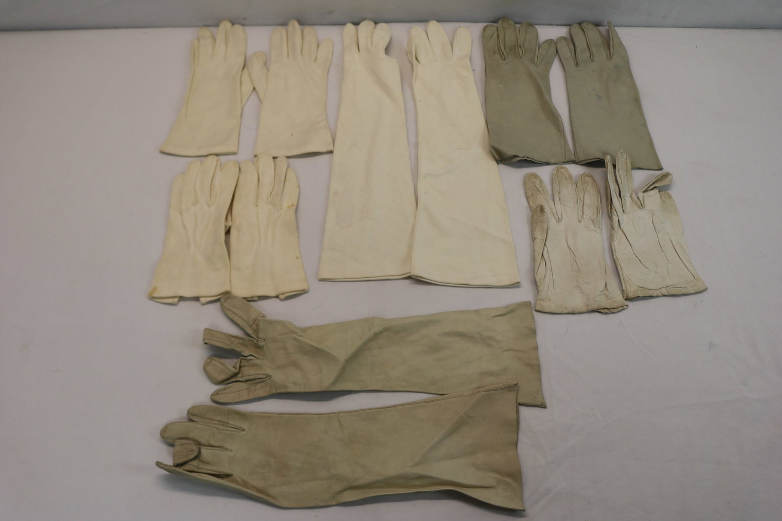Lot of 6 Pair Vintage Ladies Gloves, Leather & Fabric: see photo's