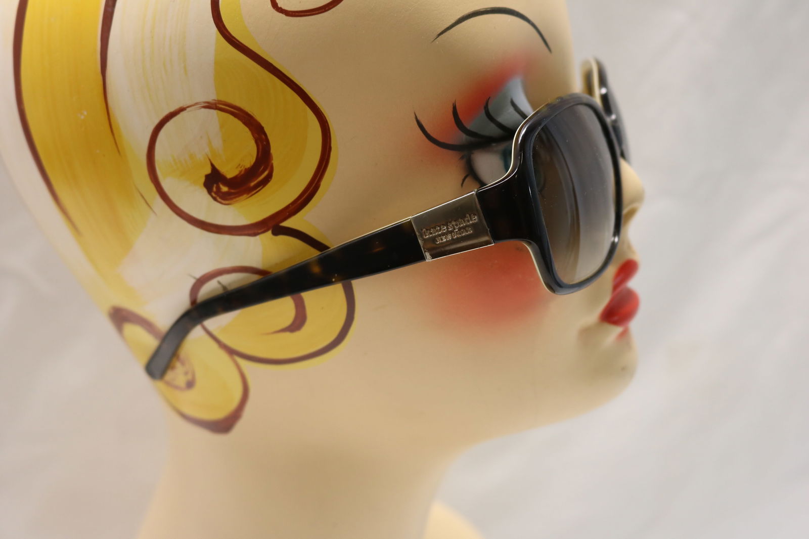 Vintage Kate Spade Sunglasses with Original Kate Spade Hard Case: good condition, see photo's