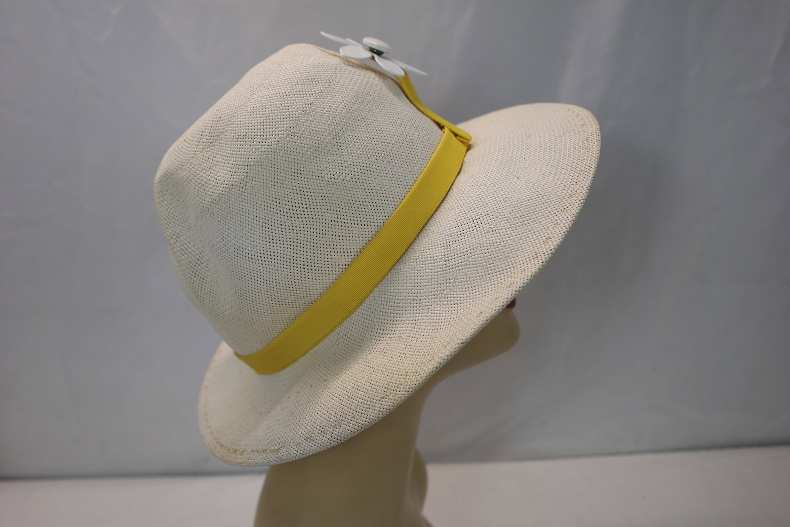 Vintage 1960's Painted Wicker Hat with Daisy: good condition, see photo's