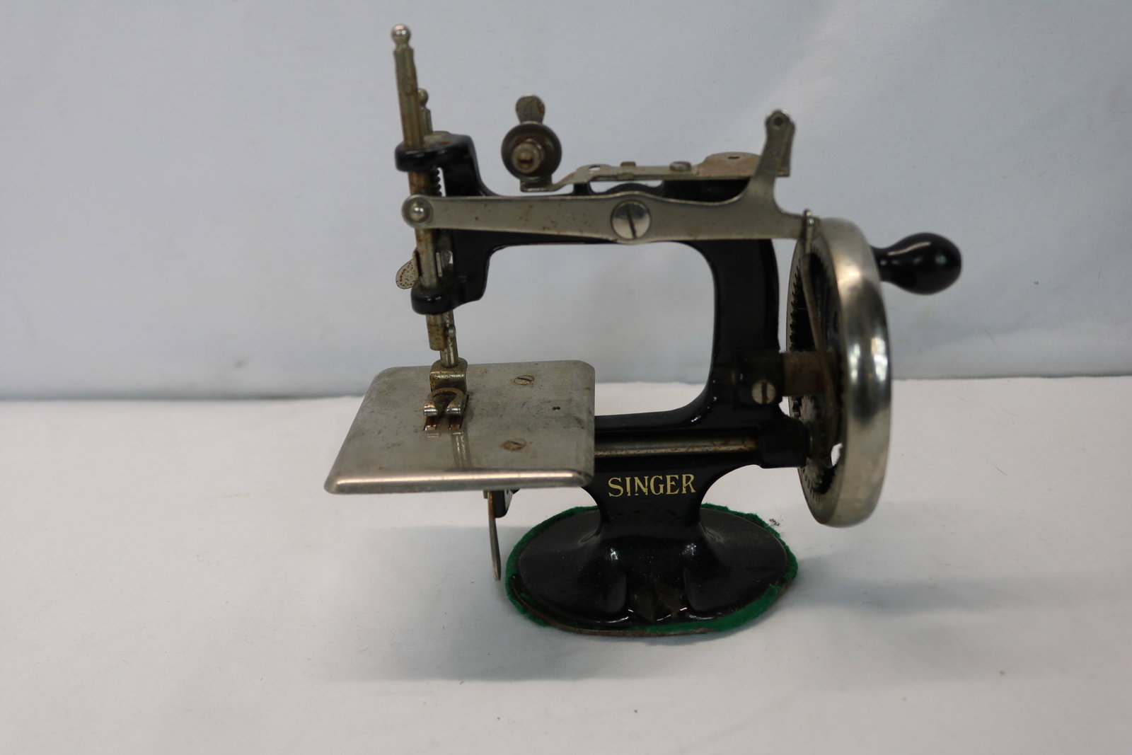 Vintage Miniature/Childs Singer Sewing Machine, Really Works (1 of 10)
