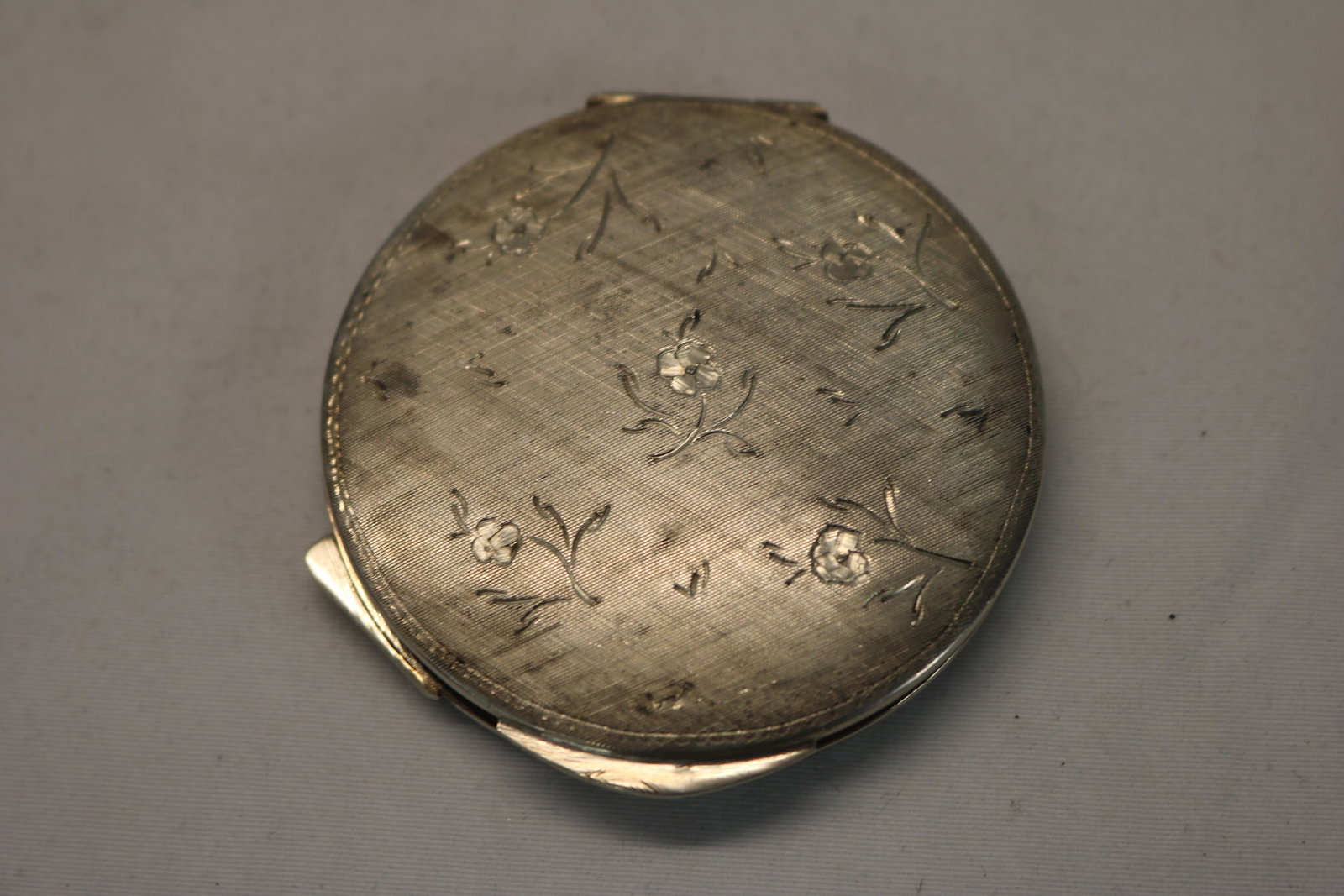 Vintage 800 Silver Compact with Etched Flowers (1 of 3)