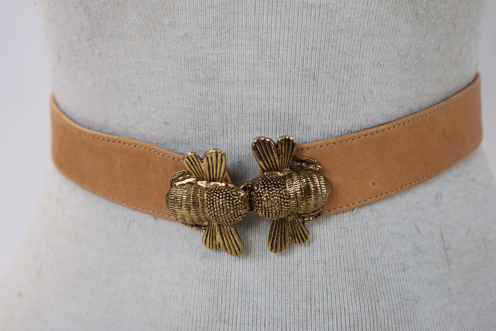 Vintage Tan Leather Belt with Gold Tone Bumble Bees: approx. 24-34 waist, good condition, see photo's