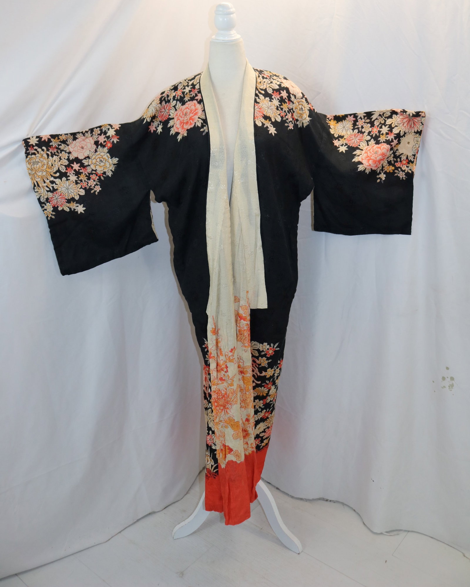 Vintage 1940/50's Kimono Black with Flowers: approx. 46 bust and waist, good condition, see photo's