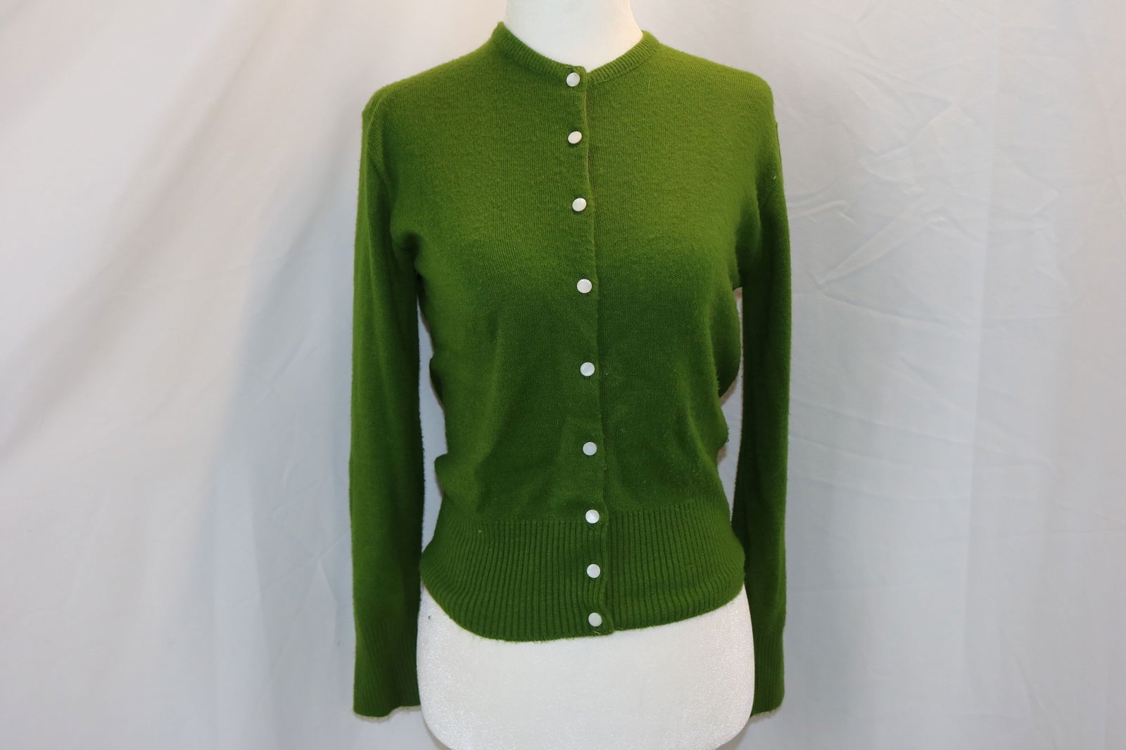 Vintage 1940's Old Colony Mazet by Milliken Green Cardigan: approx. 36 bust, 26 waist, has pilling throughout, see photo's