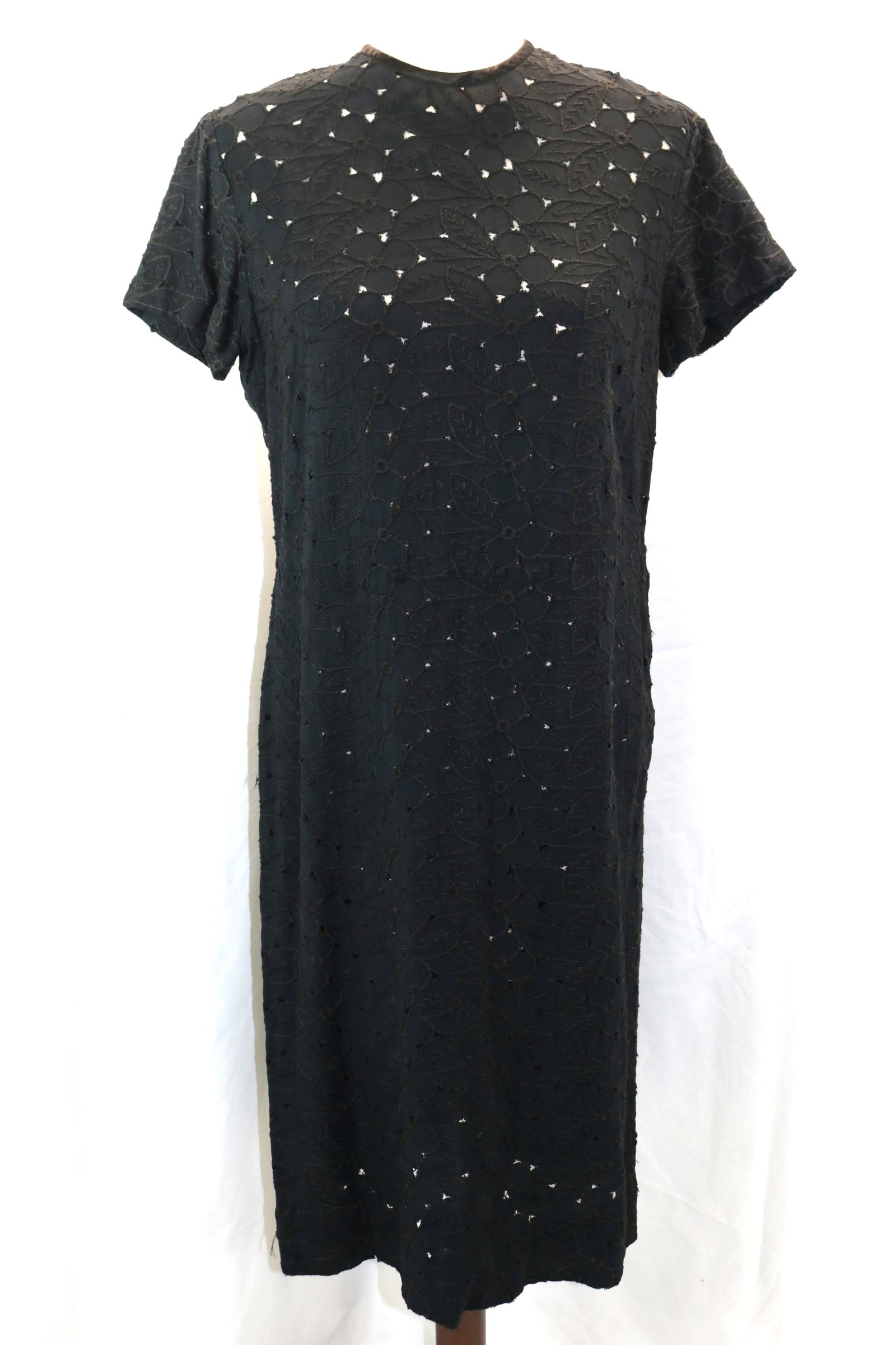 Vintage 1960's Black Eyelet & Embroidered Flower Design Shift: approx. 38 bust, 35 waist, good condition, see photo's