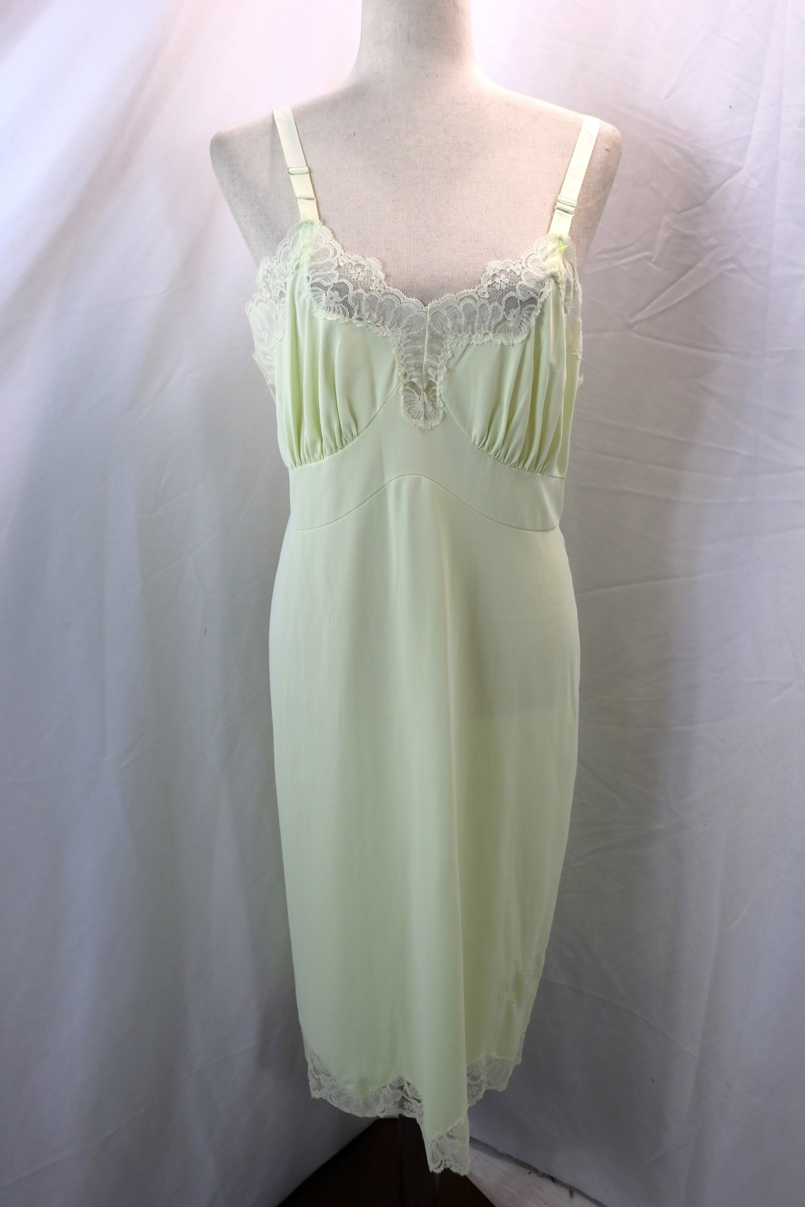 Vintage 1950's Yellow Nylon & Lace Full Slip: approx. 38 bust, 34 waist, has a stamp with numbers on side, see photo's