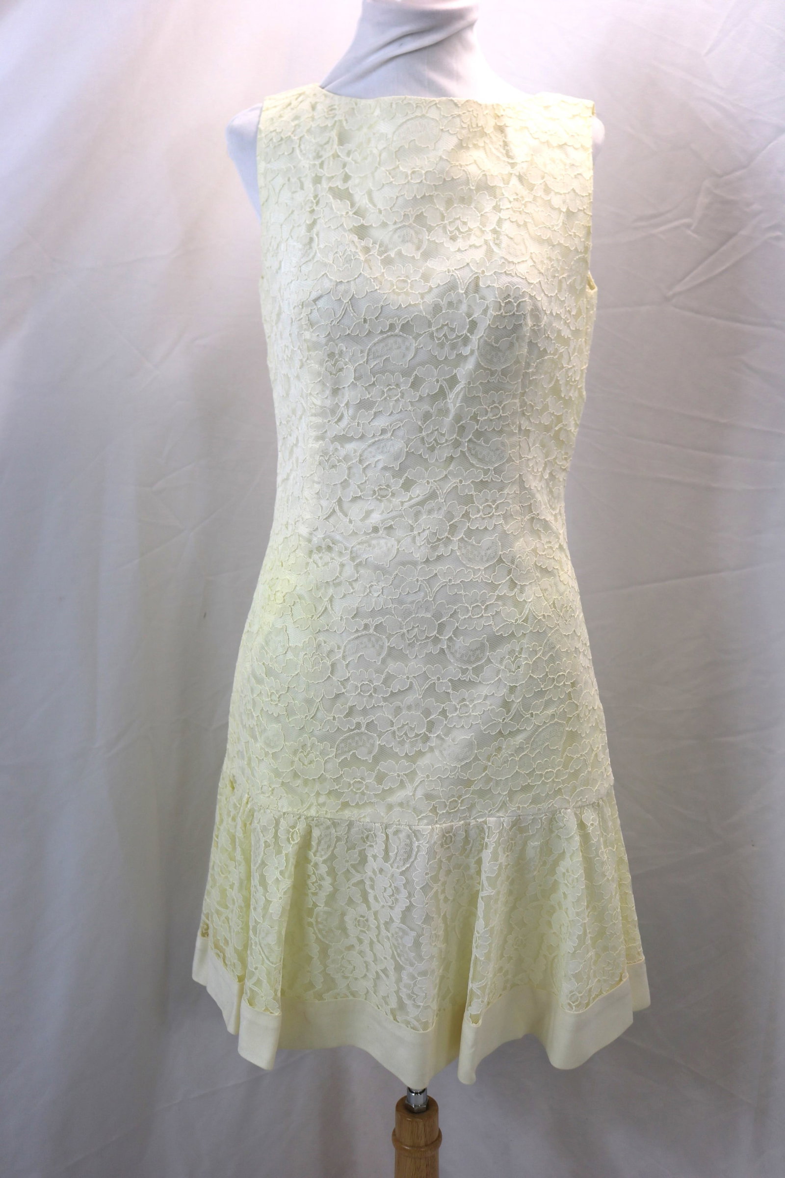 Vintage 1970's Lilli Diamond White Lace Cocktail Dress: approx. 34 bust, 27 waist, good condition, see photo's