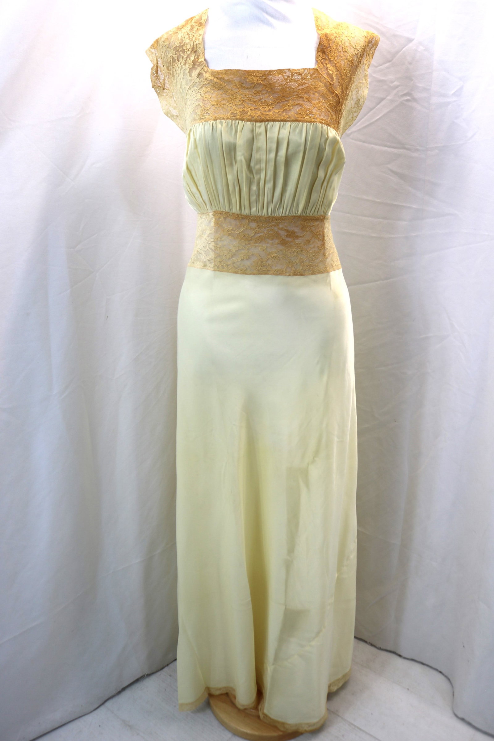 Vintage 1930's Colleen Lingerie Pale Yellow Bias Cut with Lace Negligee: approx.. 36 bust, 30 waist, has discoloration from storage, see photo's