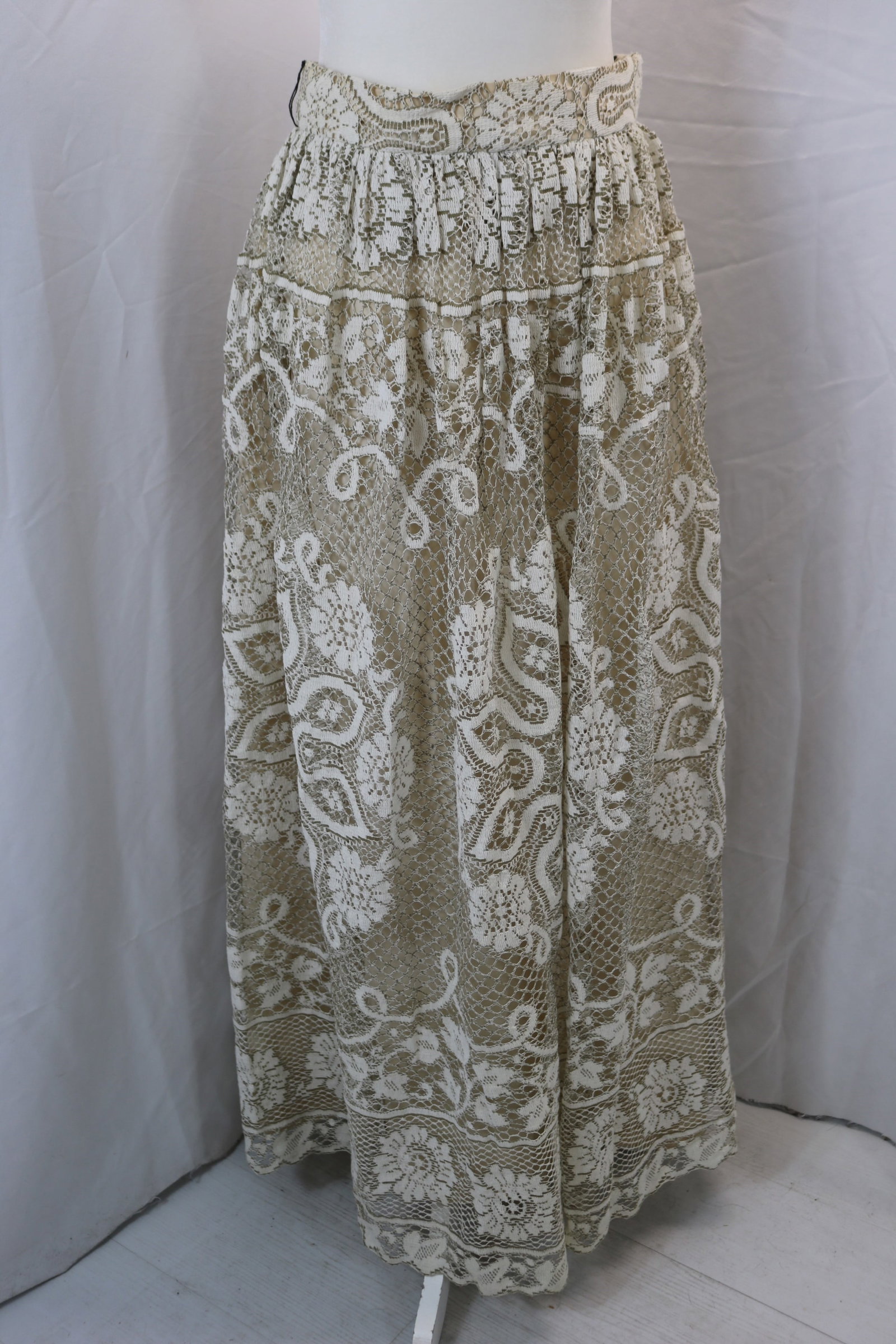 Vintage Full Length Lace Skirt: approx. 28 waist, good condition, see photo's