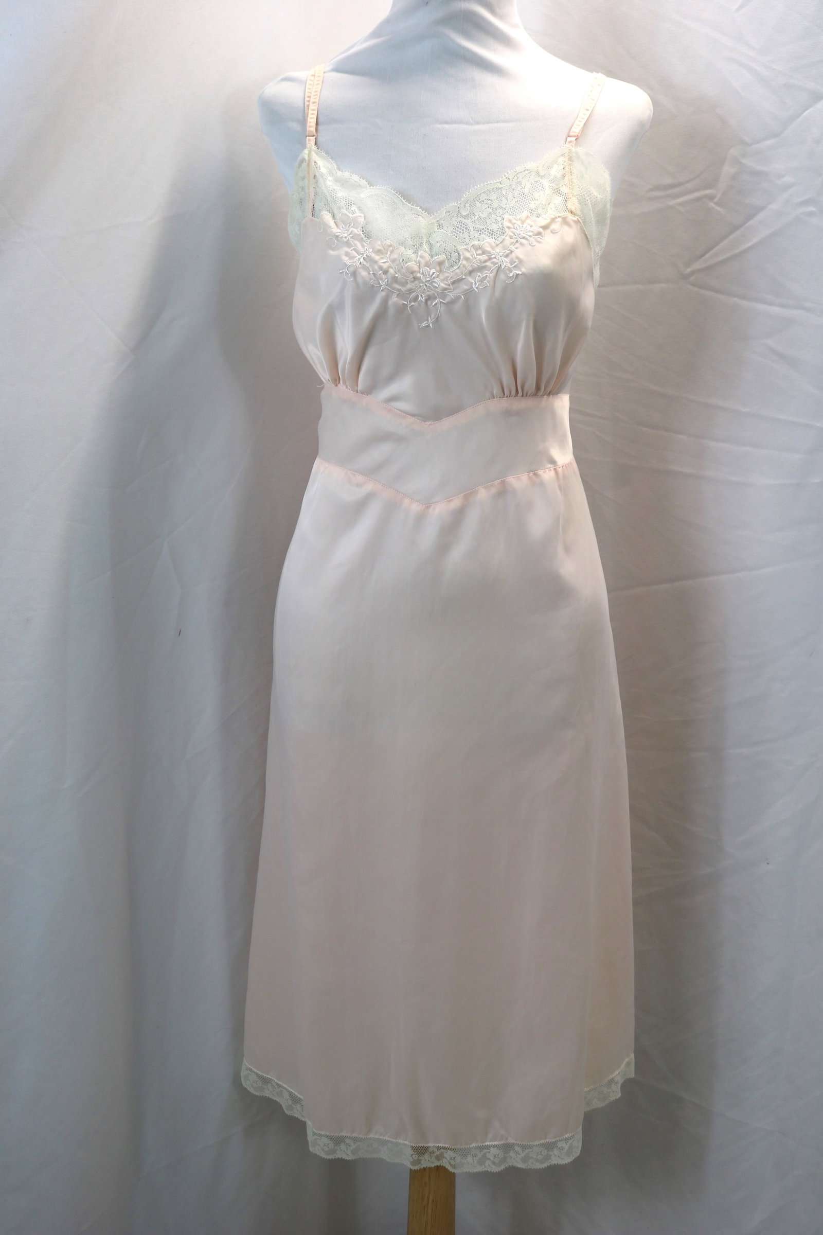Vintage 1960's Barbizon Pale Pink Full Slip with Quilted, Lace & Embroidery: approx. 36 bust, 31 waist, good condition, see photo's