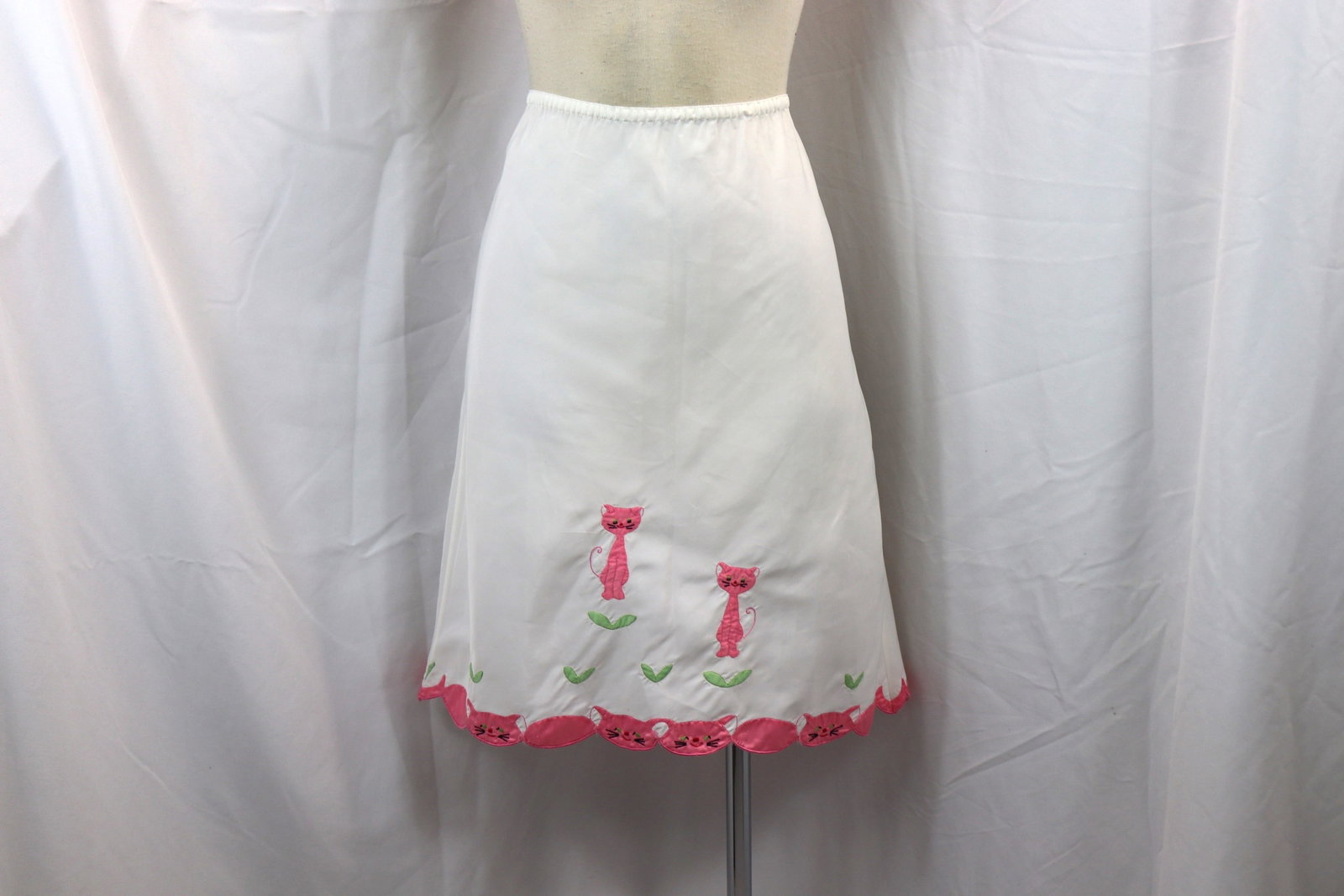 Vintage 1950's Odette Barsa White Half Slip with Adorable Quilted & Embroidered Cats: approx. 32 waist, elastic is stretched out, see photo's