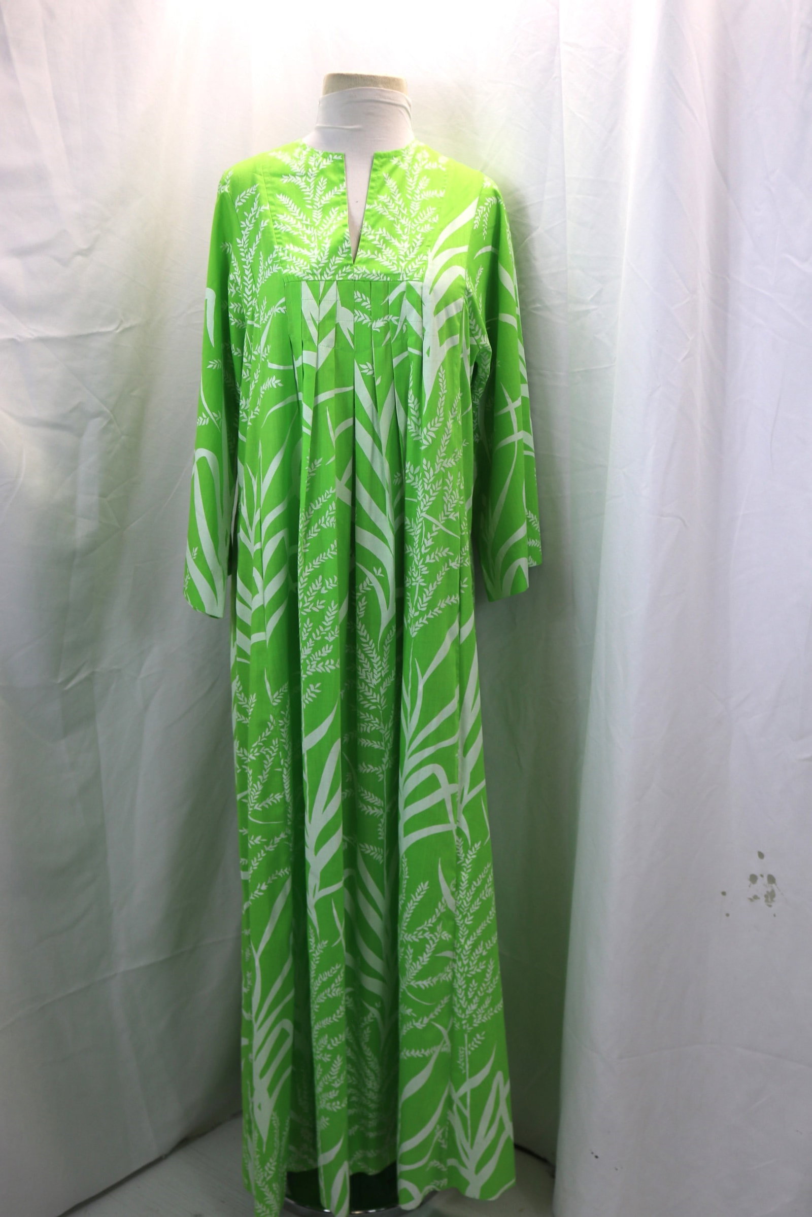 Vintage 1960/70's Green & White Caftan Robe: approx. 40 bust, good condition, see photo's