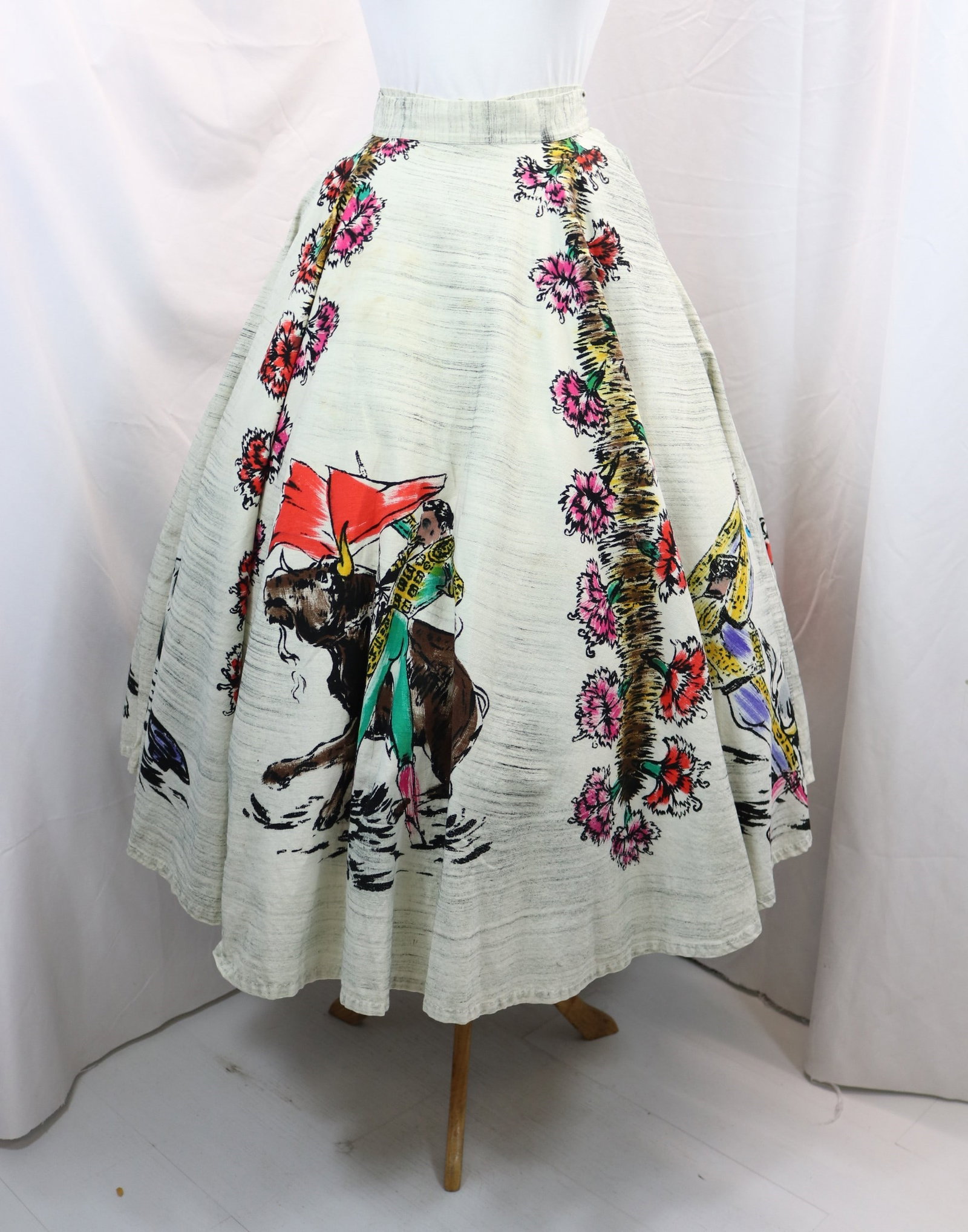 Vintage 1950's Lavable Cotton Bull Fighter Print Circle Skirt: approx. 24 waist, some stains, see photo's