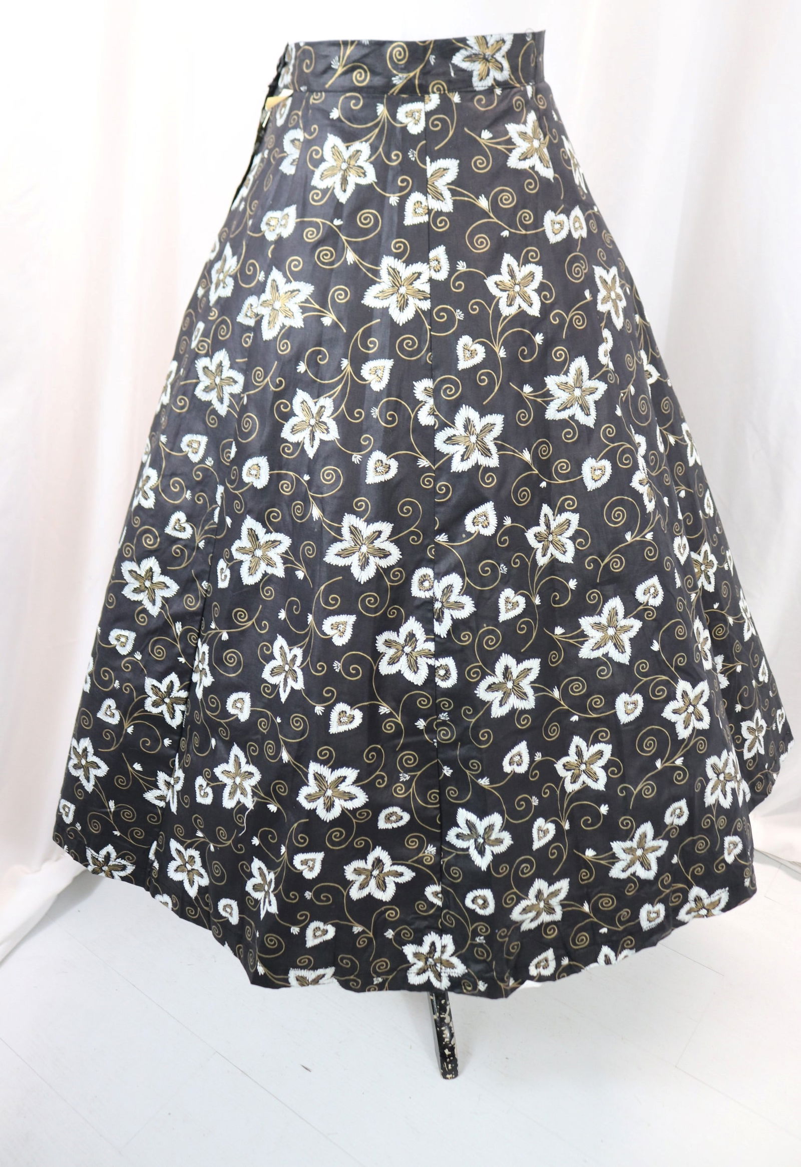 vintage 1950's old store stock Fruit of the Loom polished cotton painted skirt (1 of 5)