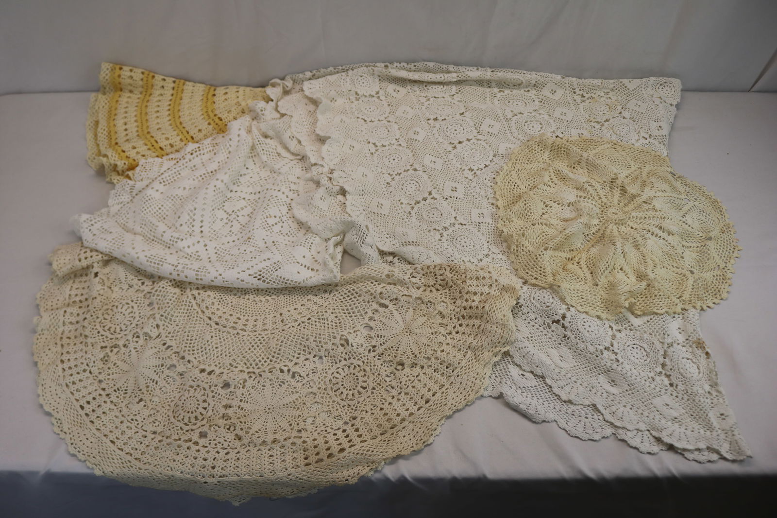 Lot of Vintage Crochet Doilies: see photo's