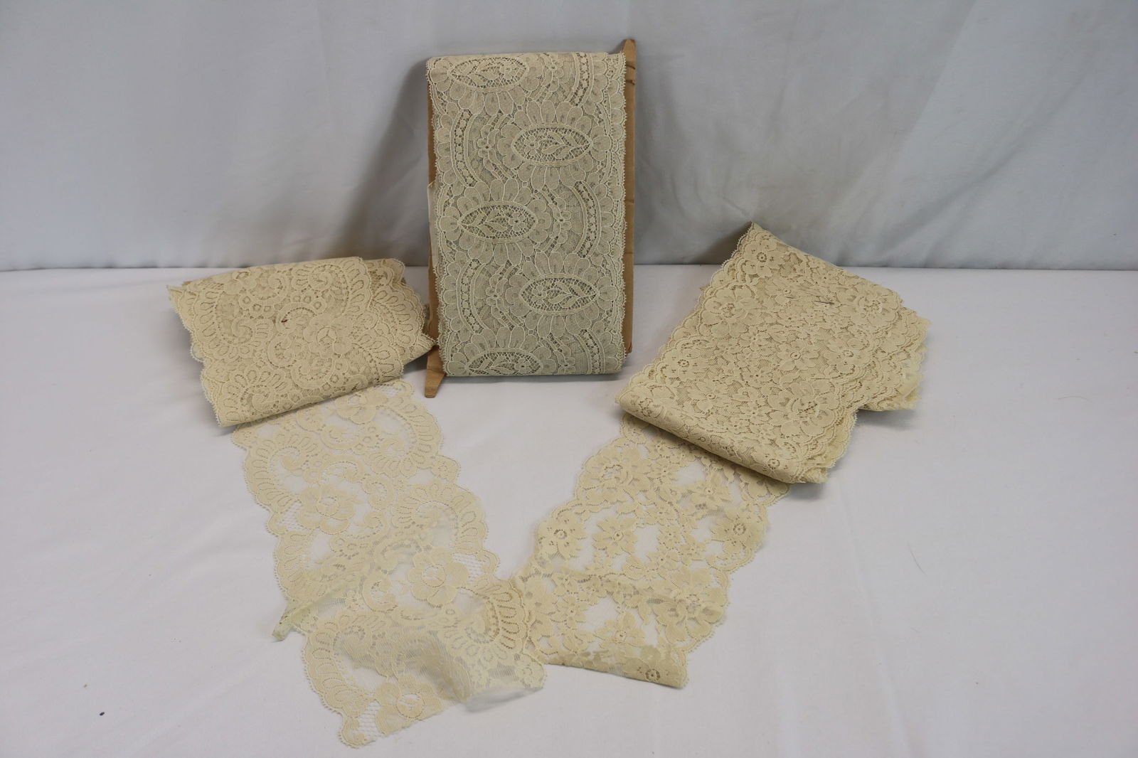 Lot of Vintage Lace Trims, Many Yards: see photo's