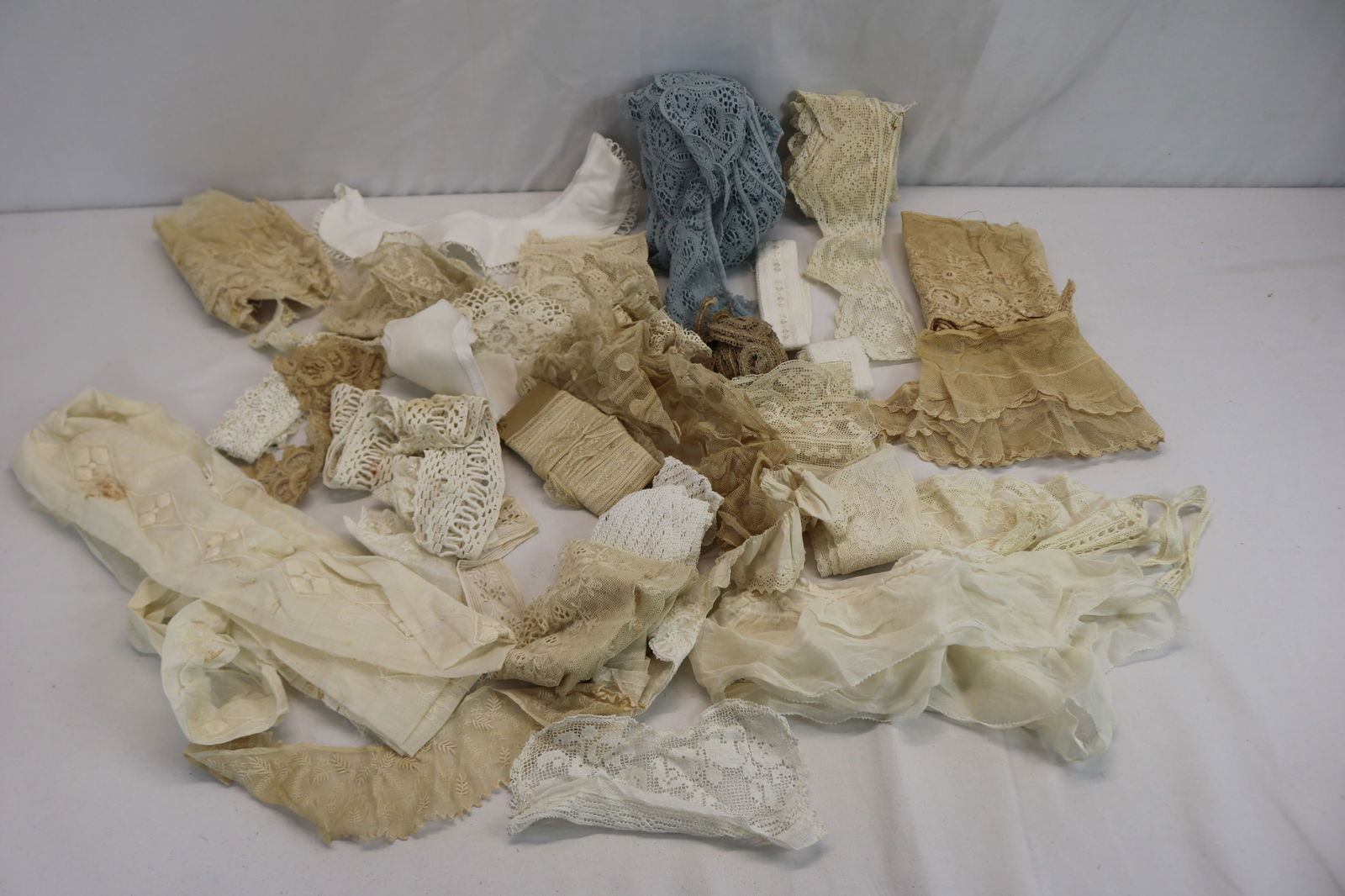 Large Lot of Various Vintage & Antique Lace Trims: see photo's