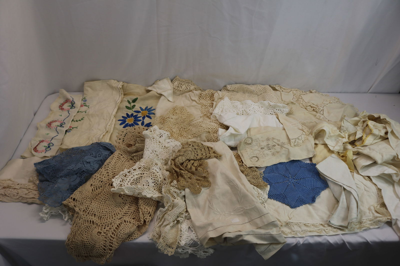 Large Lot of Vintage Doilies, Towels & Table Runners, Crochet, Embroidery & Lace: see photo's