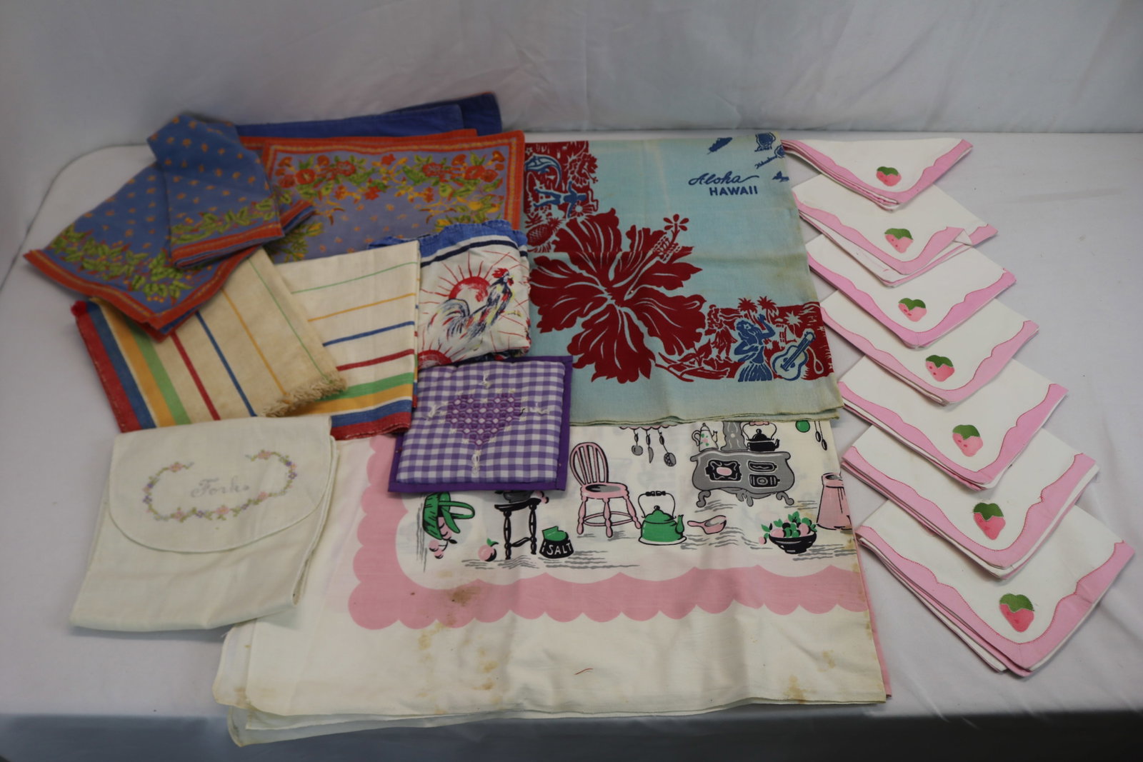 Lot of Vintage Kitchen Linens: see photo's