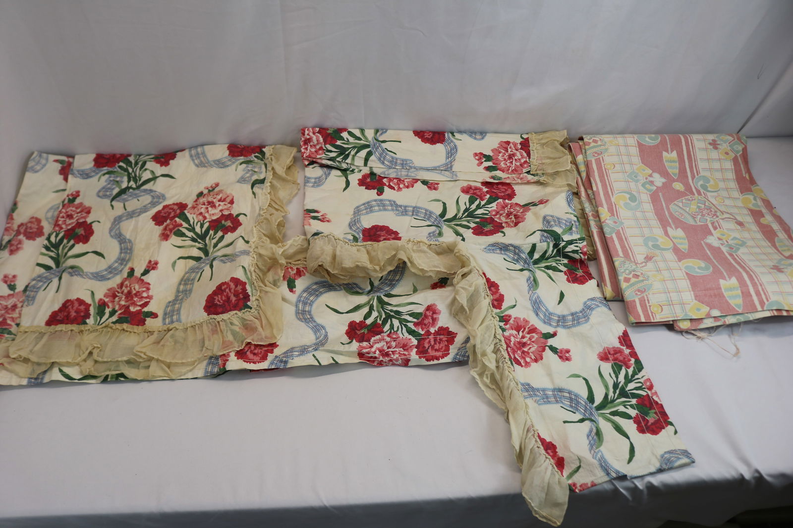 Lot with Vintage Curtains & Fabric (1 of 5)
