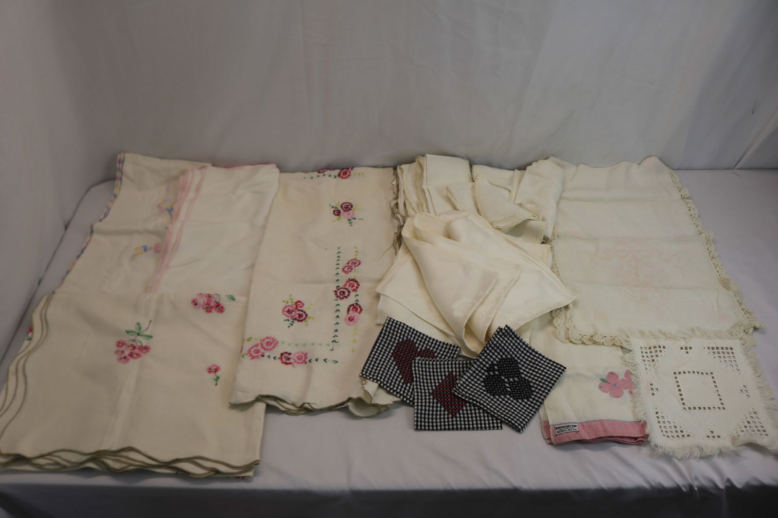 Large Lot of Linen with Tablecloths, Napkins & Placemats: see photo's