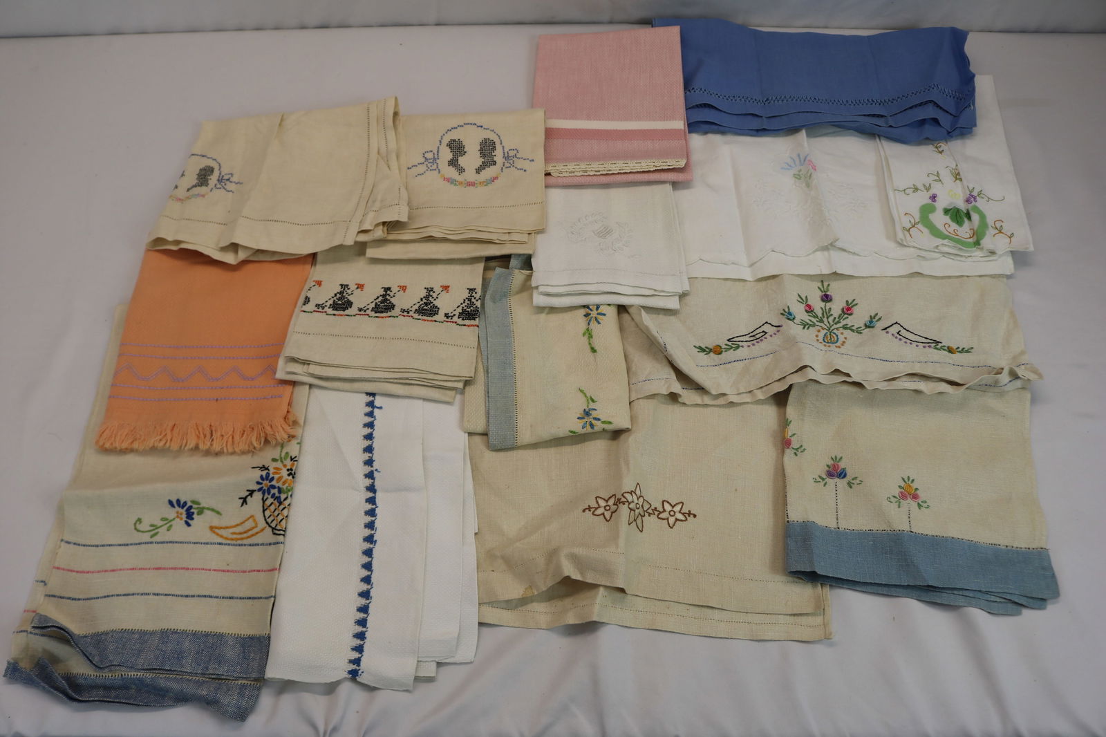 Lot of Vintage Hand & Guest Towels: see photo's
