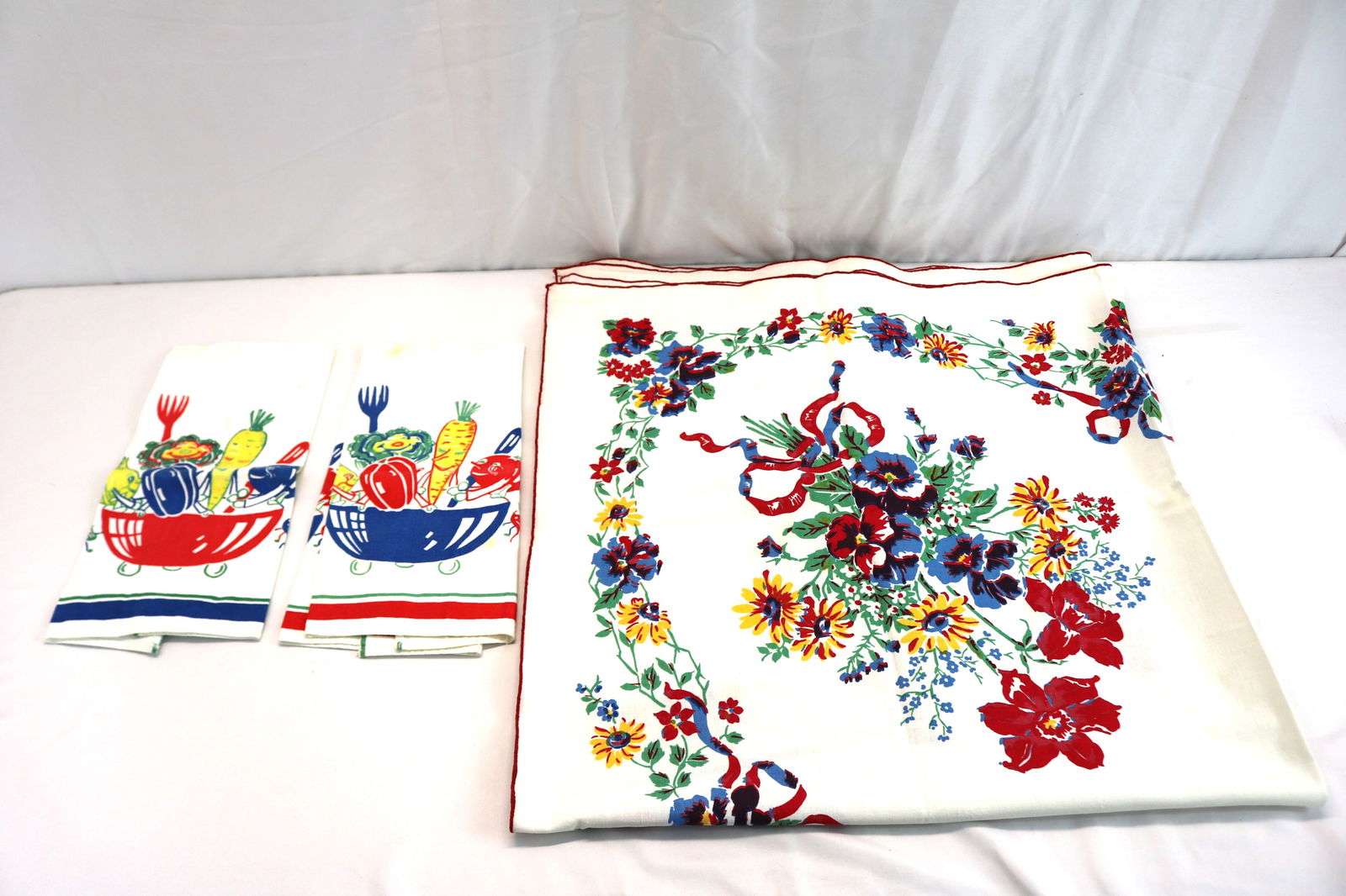 Vintage Cotton Printed Kitchen Tablecloth & Pair of Kitchen Towels, 46 x 46 (1 of 8)