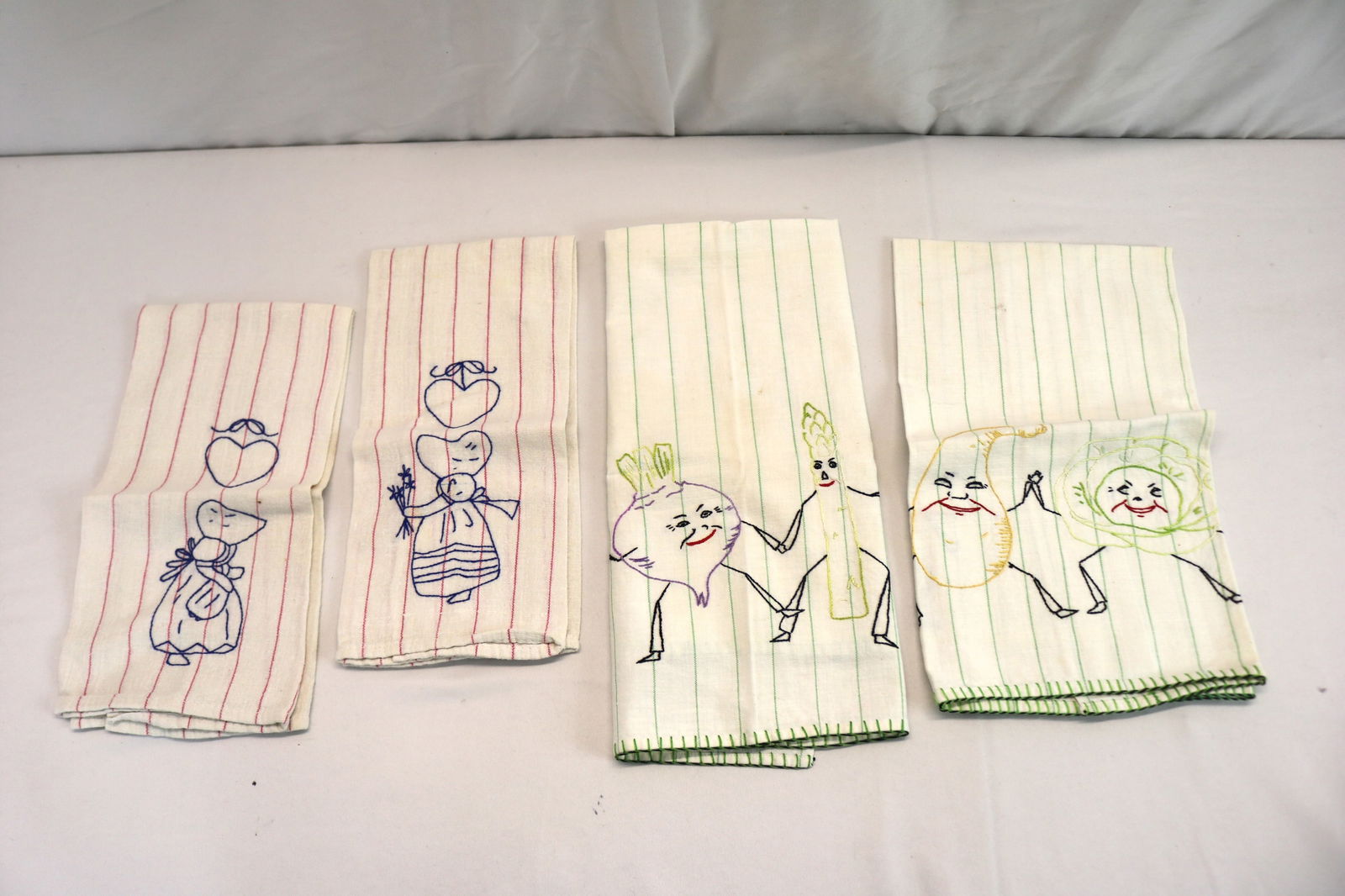 Lot of 2 Pair Vintage Embroidered Kitchen Towels (1 of 4)