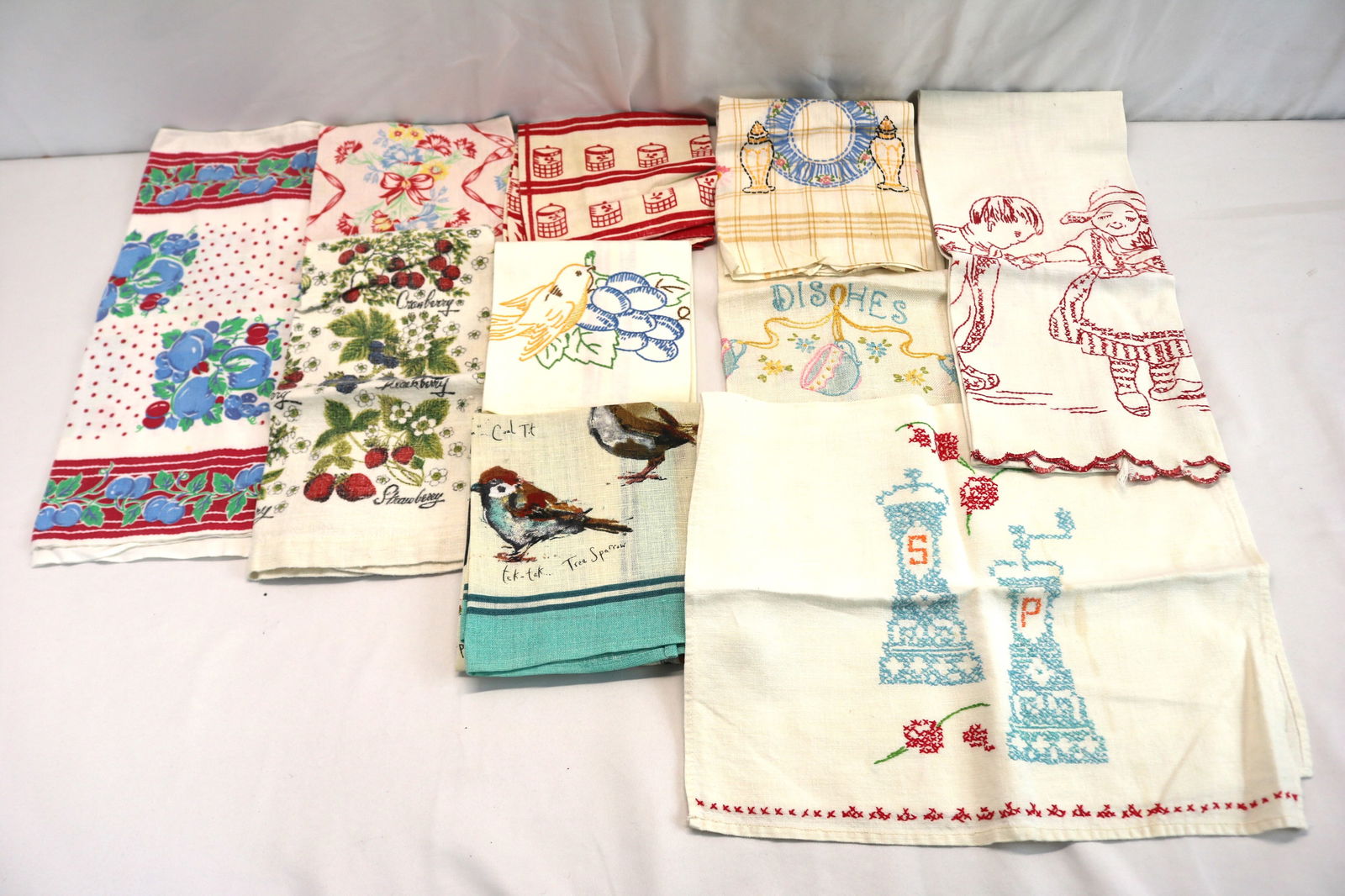 Lot of 10 Vintage Embroidered Kitchen Towels (1 of 9)