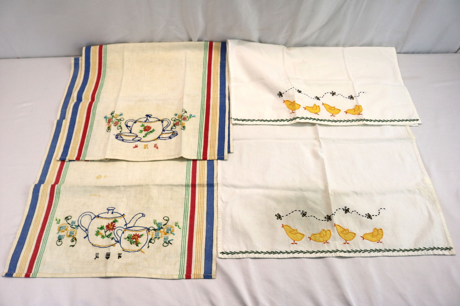 Lot of 2 Pair Vintage Embroidered Kitchen Towels (1 of 6)