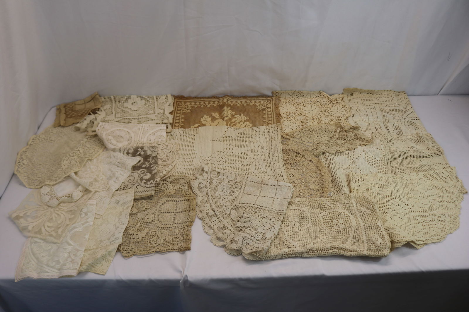 Large Lot of Doilies & Table Runners, Quaker Lace, Crochet & More: see photo's