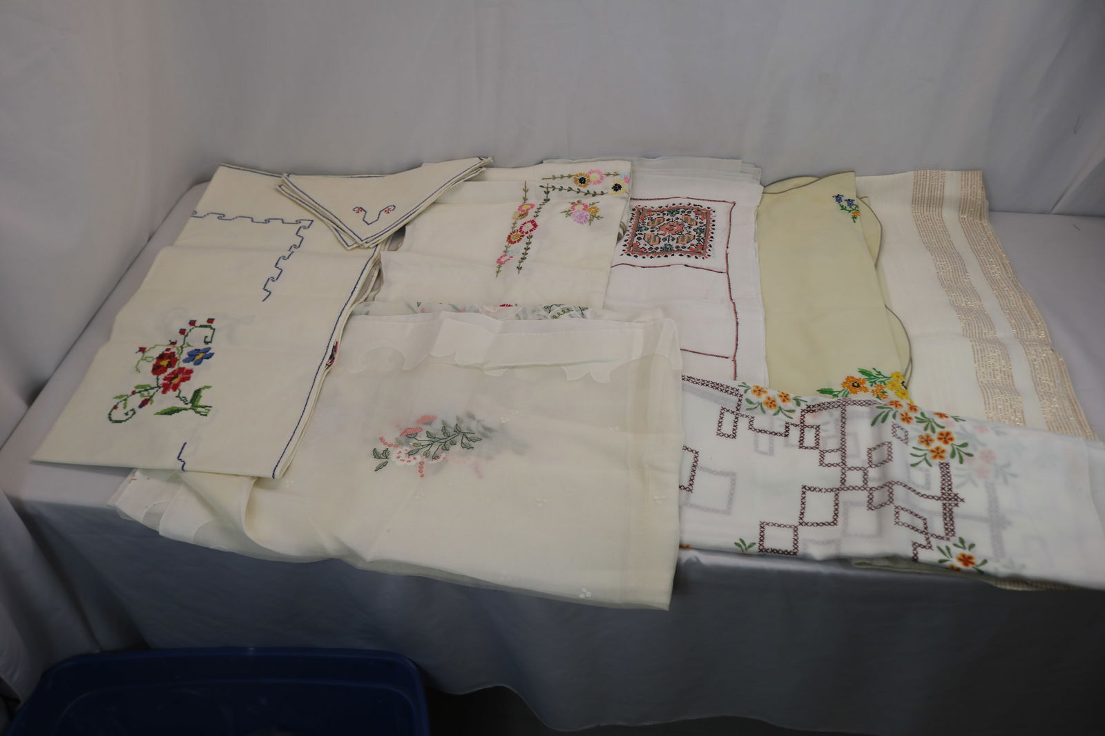 Lot of 6 Vintage Tablecloths, Mostly Embroidered: see photo's