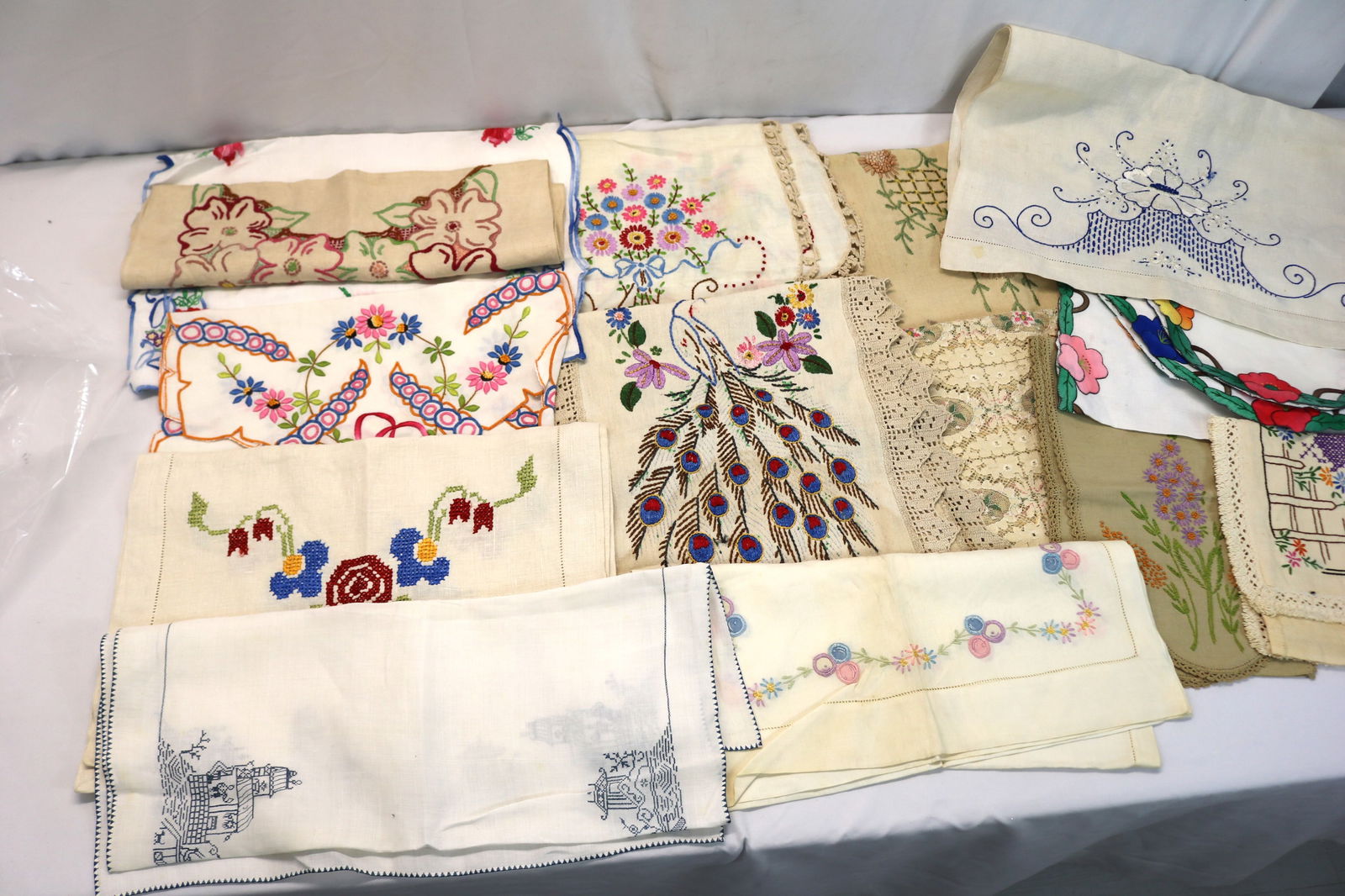 Lot of 15 Vintage Embroidered & Lace Table Runners: see photo's