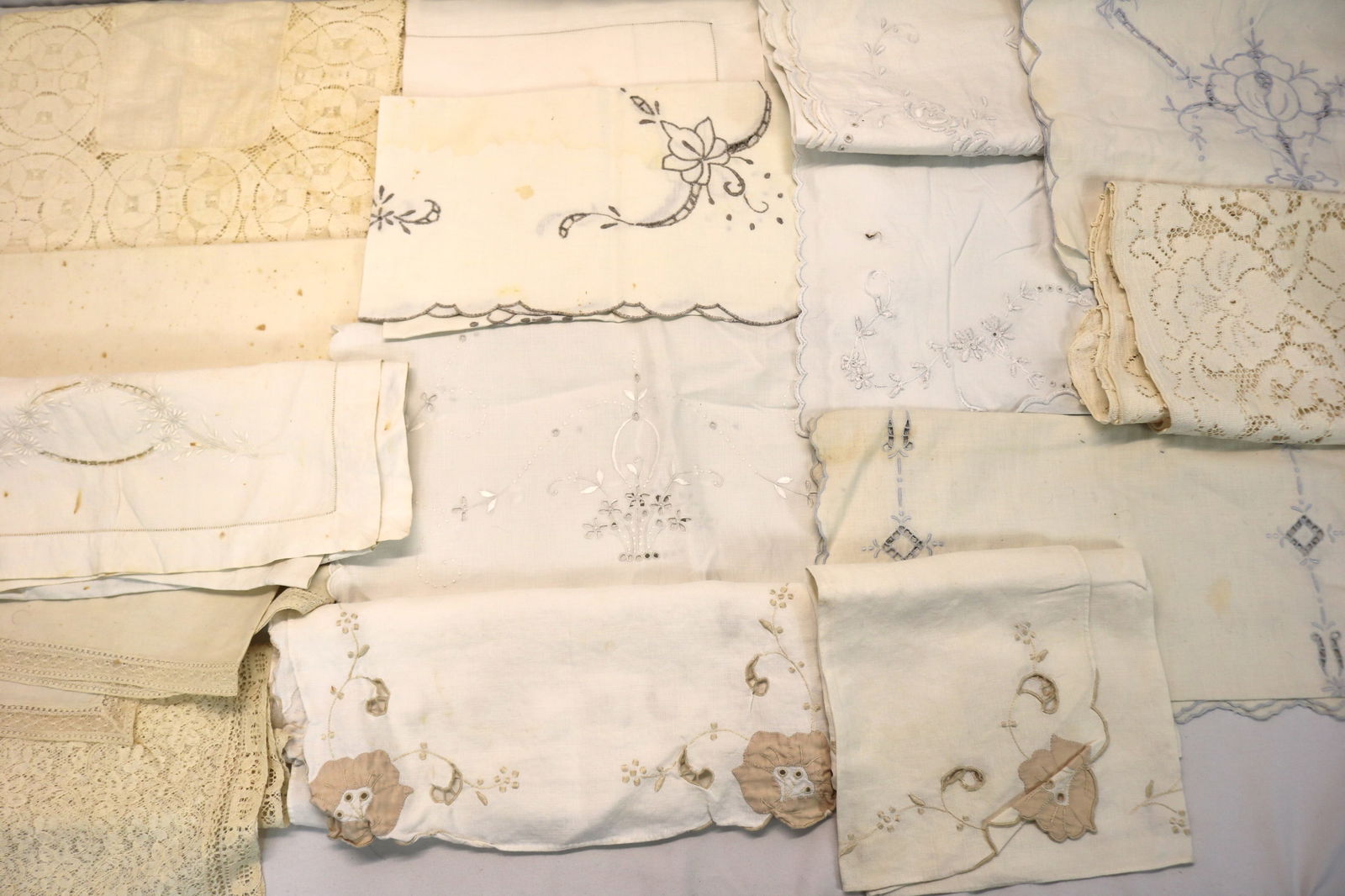 Lot of 15 Vintage Linen, Crochet, & Lace Table Runners: see photo's