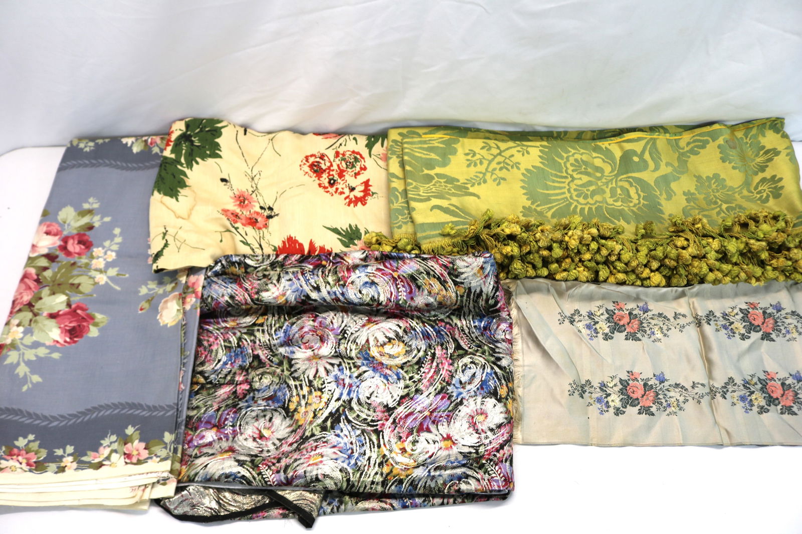 Lot of Fabric & Curtain Panels: see photo's