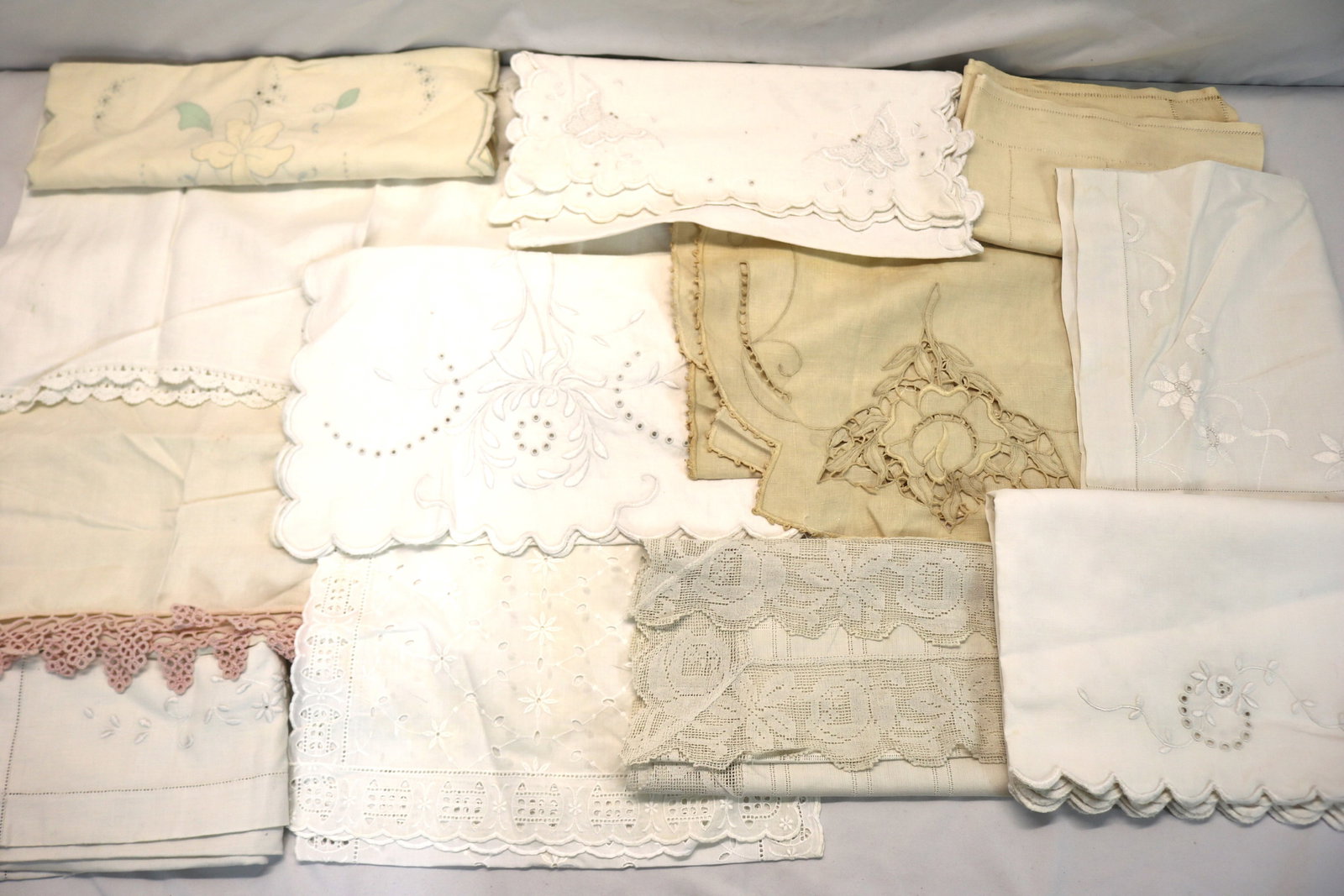 Lot of 12 Vintage Linen, Embroidered & Lace Table Runners: see photo's