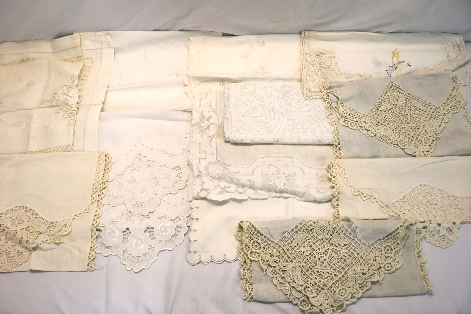 Lot of 12 Vintage Lace & Linen Table Runners (1 of 14)