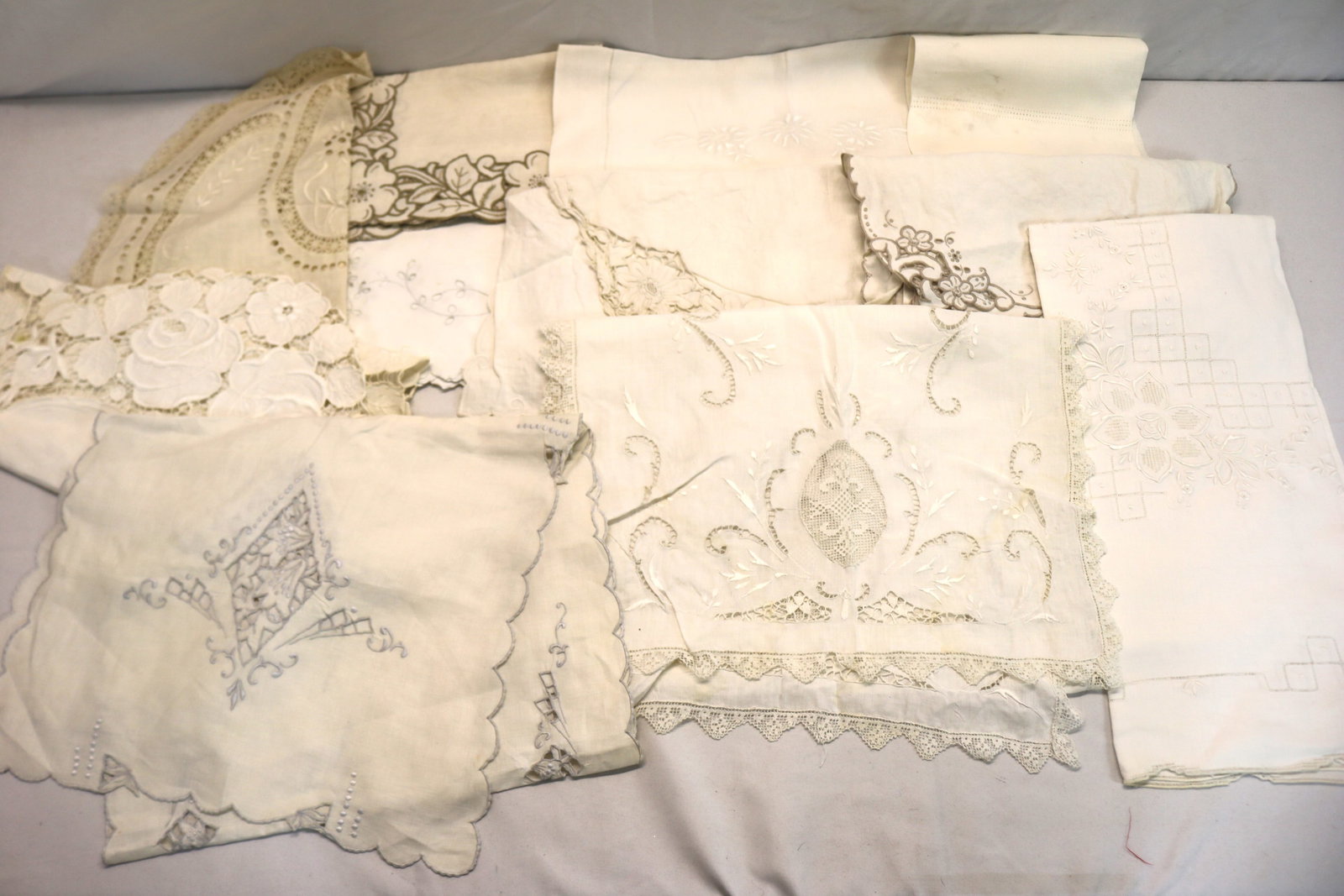 Lot of 12 Vintage Linen & Lace Table Runners: see photo's