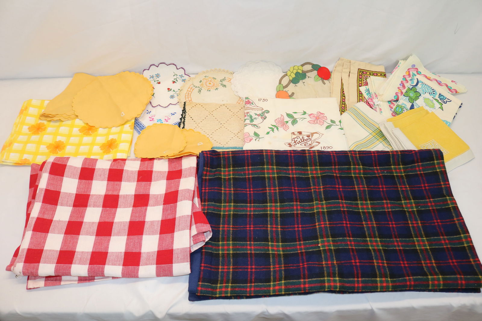 Lot of Vintage Kitchen Linens with Tablecloths: see photo's