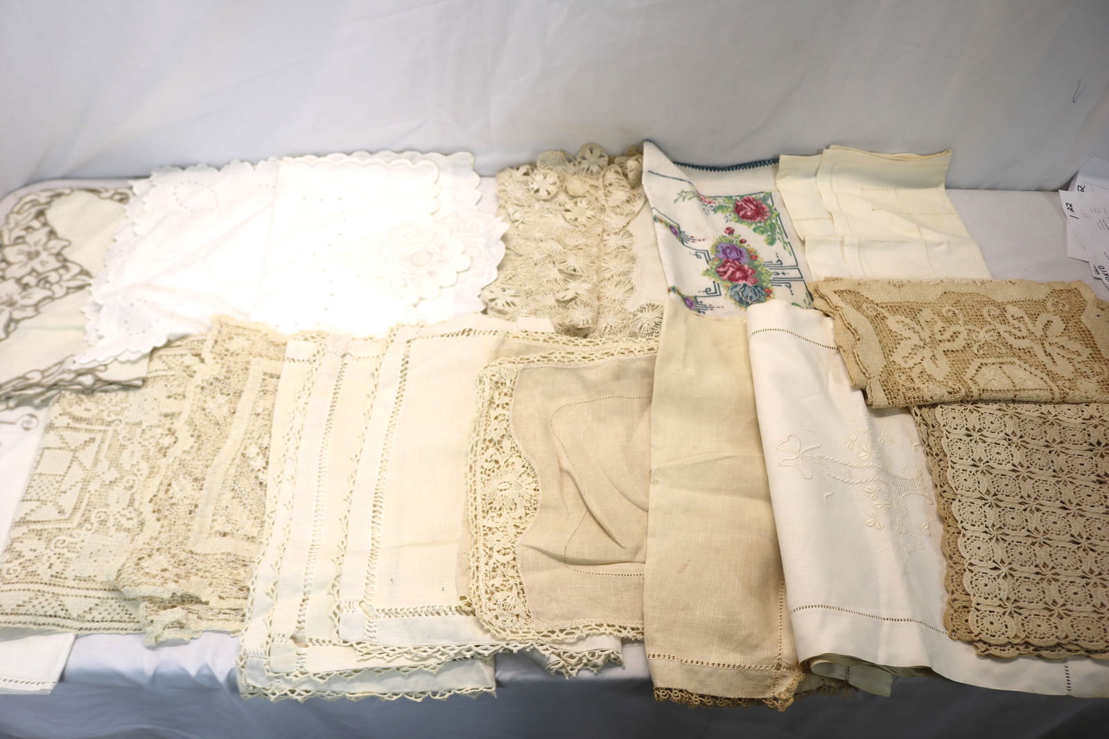 Lot of 16 Vintage Linen, Lace & Crochet Table Runners: see photo's