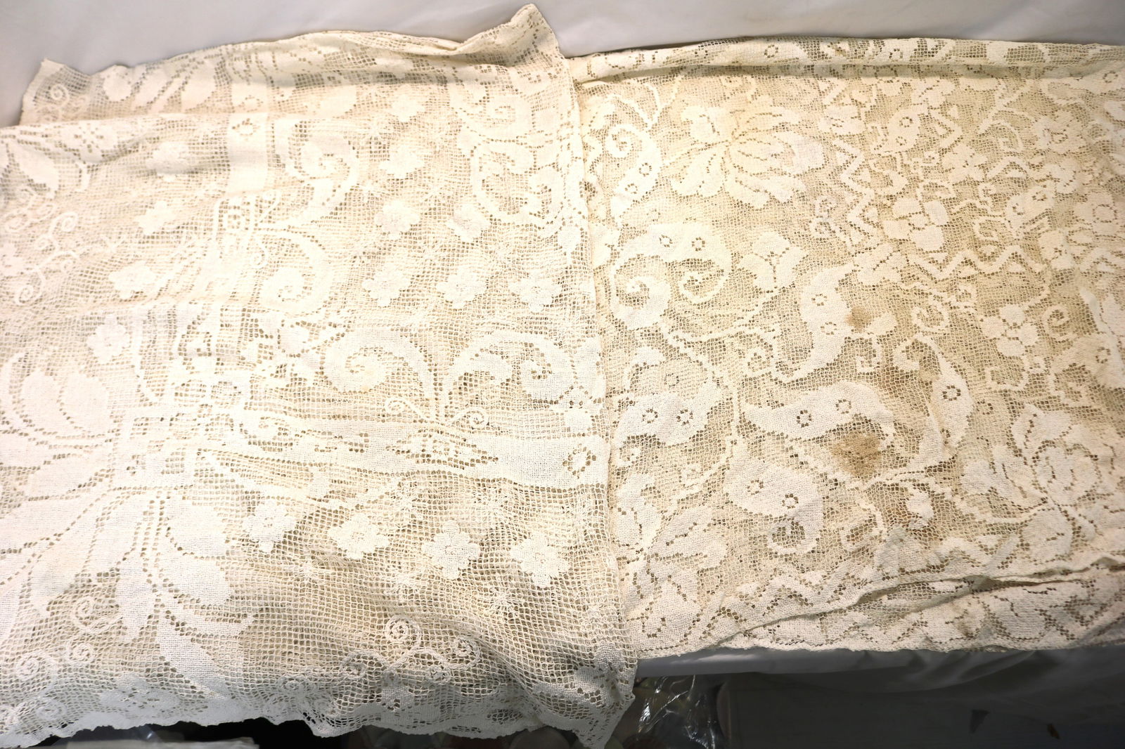 Lot of 2 Vintage Needle Lace Tablecloths (1 of 4)