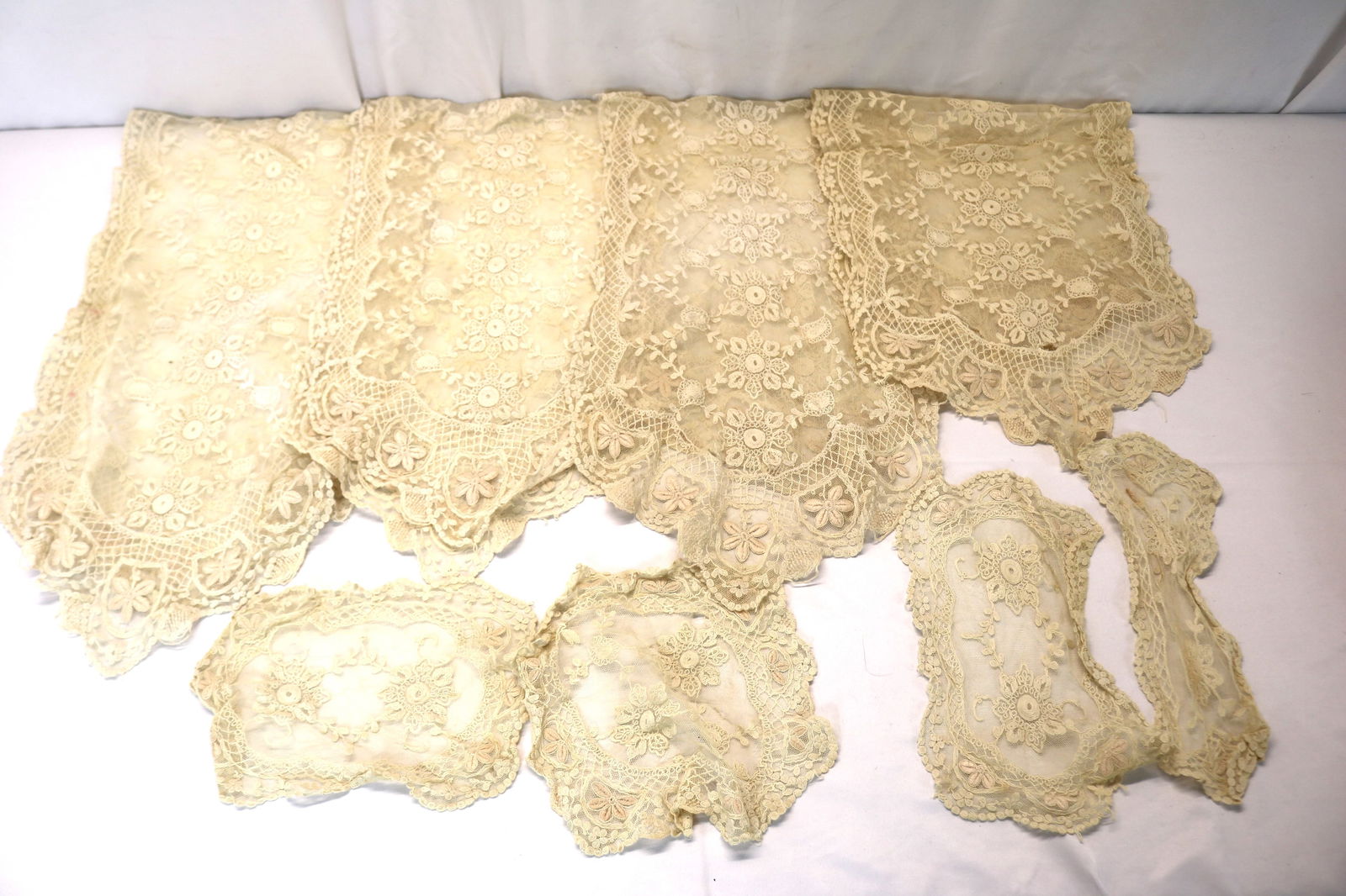 Lot of 8 Pieces Vintage Lace Table Runners & Doilies: see Photo's