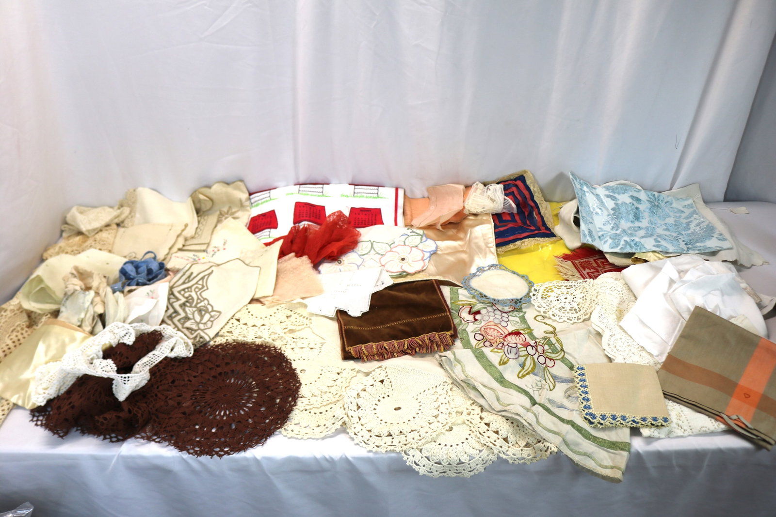 Large Lot of Linen & Odd Pieces: see photo's