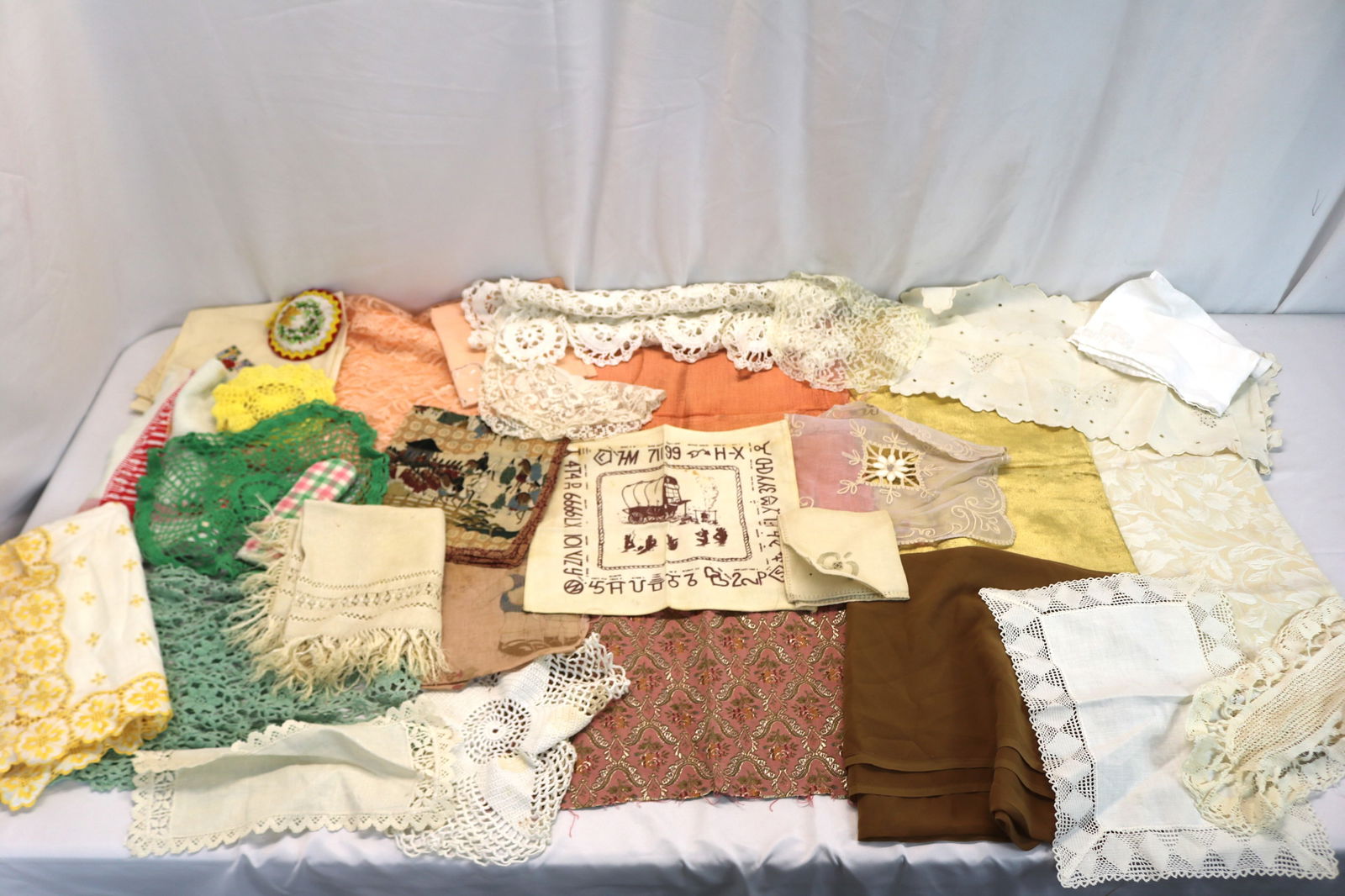 Lot of Vintage Linens, Doilies & Fabric: see photo's