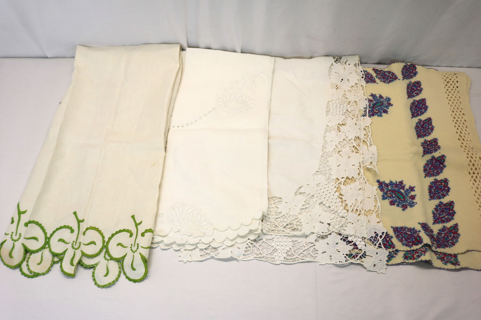 Lot of 4 Vintage Table runners, 2 Lace, 2 Embroidered: see photo's