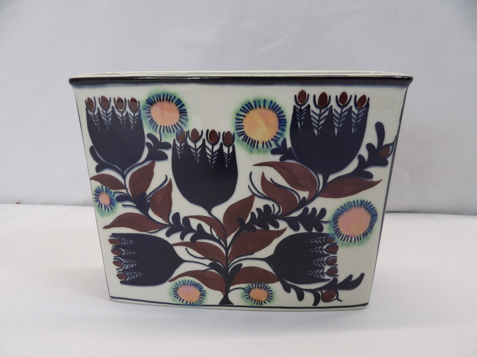 Royal Copenhagen fajance pillow vase floral 206/2942: approx. 5 3/4 tall, 7 wise, see photo's