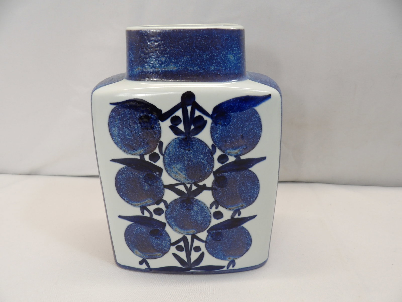 ROYAL COPENHAGEN Grethe Helland Hansen Fajance Vase 441/3121: approx. 7 1/2 tall, 5 1/2 wide. See photo's
