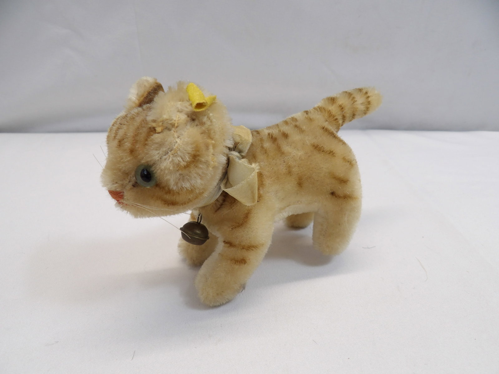 Vintage Steiff Mohair Kitten with Ear Tag: approx. 4 tall, 6 long, see photo's