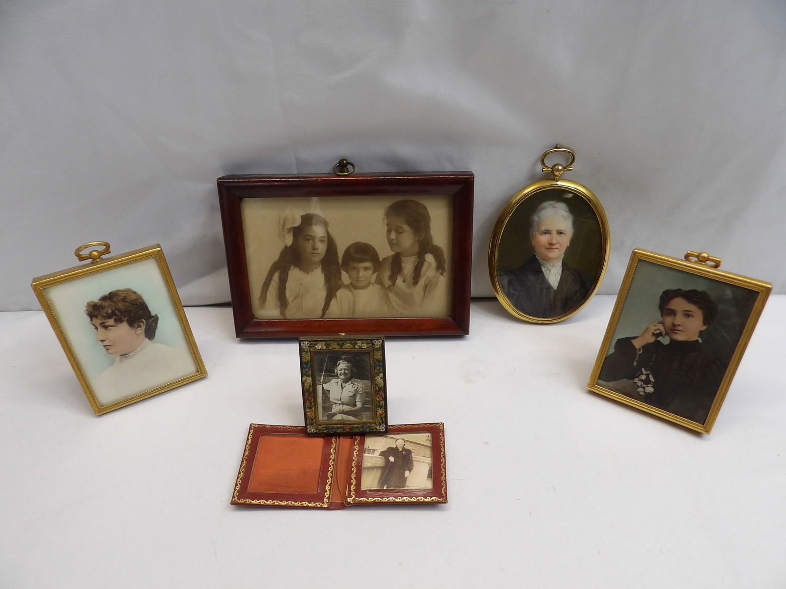 Lot of 5 Vintage & Victorian Frames with Photo's (1 of 13)